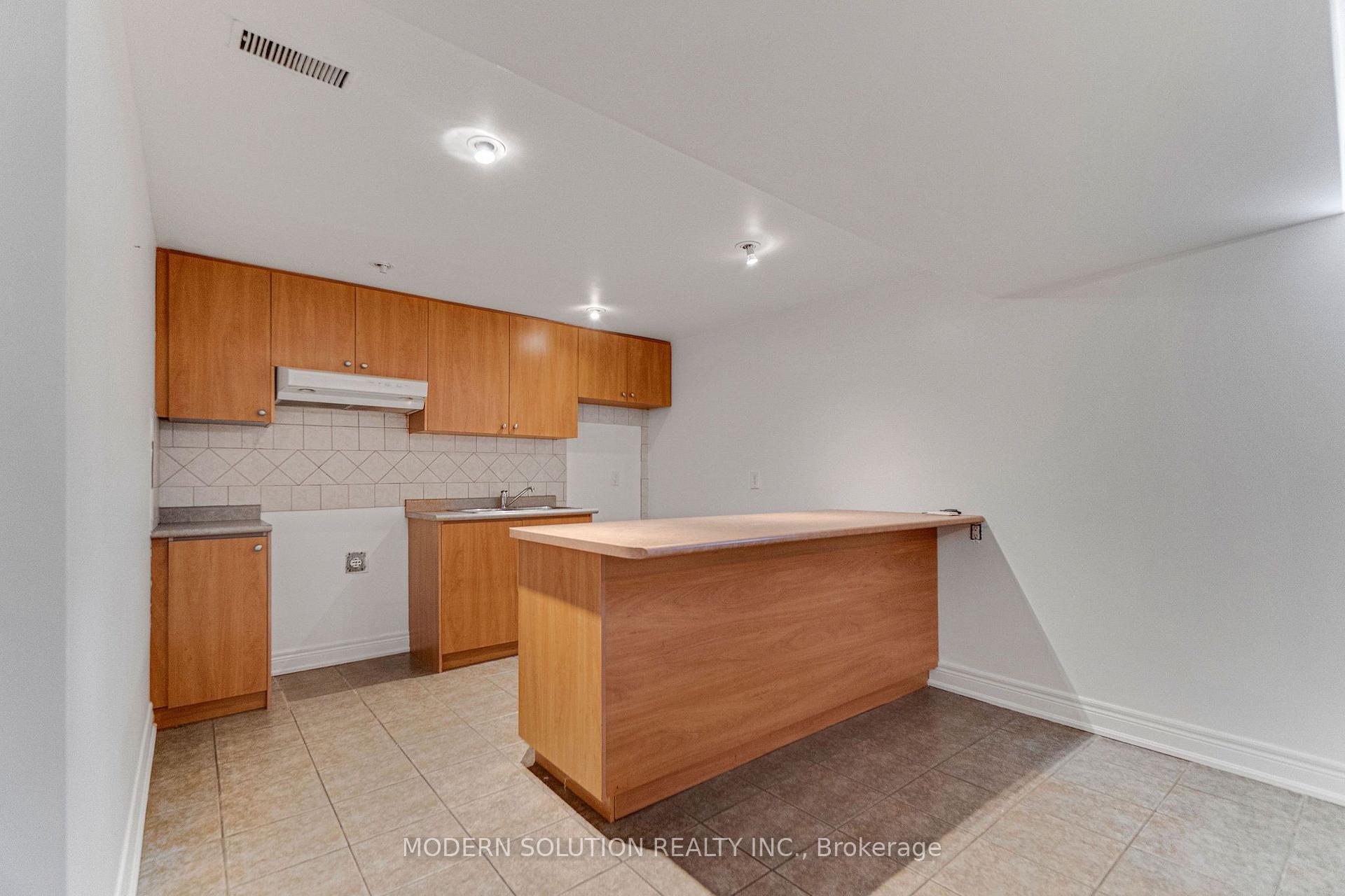 Photo 32 of 53 Ellwood Drive W, Caledon, Bolton West — HOMEH