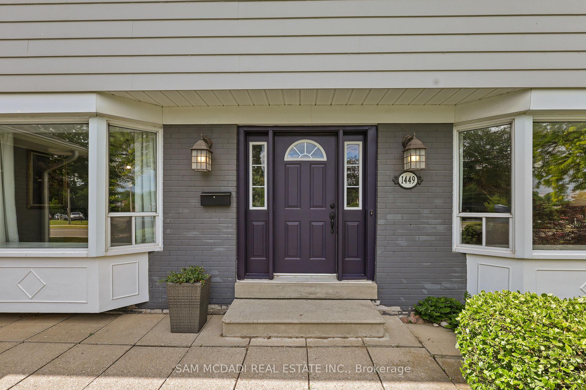Photo 3 of 1449 Truscott Drive, Mississauga, Lorne Park — HOMEH