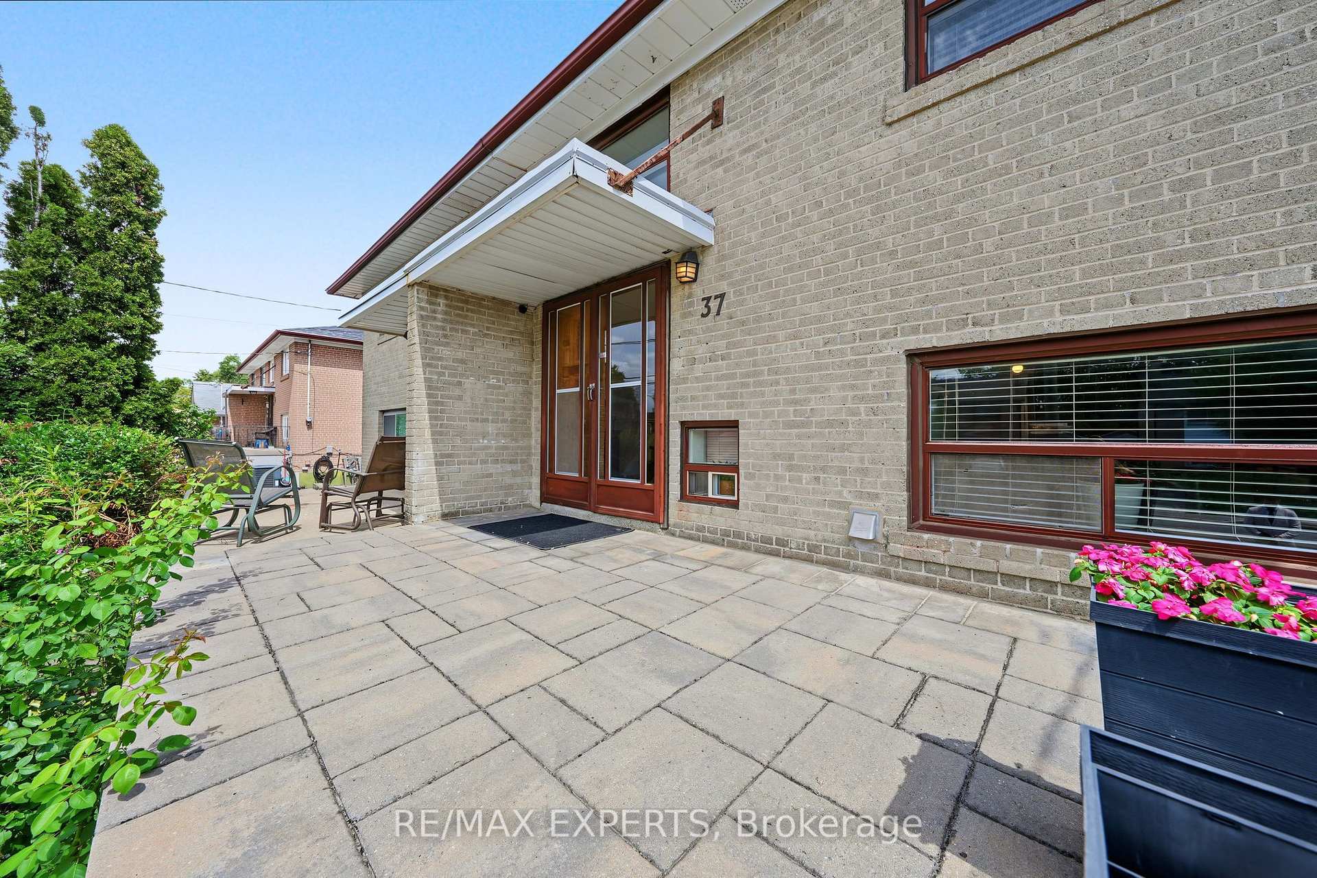 Photo 3 of 37 Saint Lucie Drive, North York, Humbermede — HOMEH