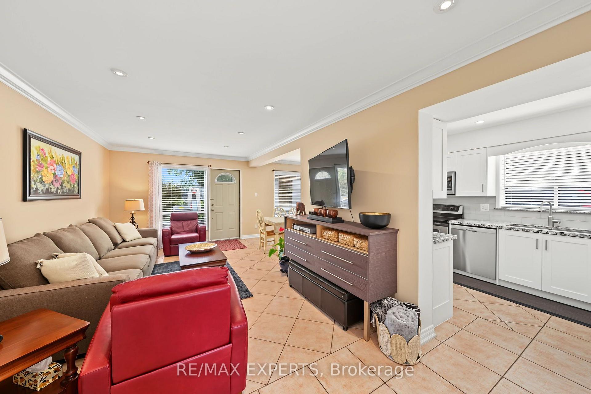 Photo 6 of 37 Saint Lucie Drive, North York, Humbermede — HOMEH