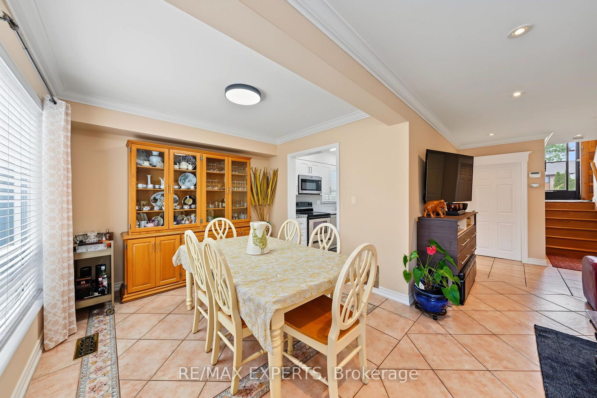 Photo 10 of 37 Saint Lucie Drive, North York, Humbermede — HOMEH