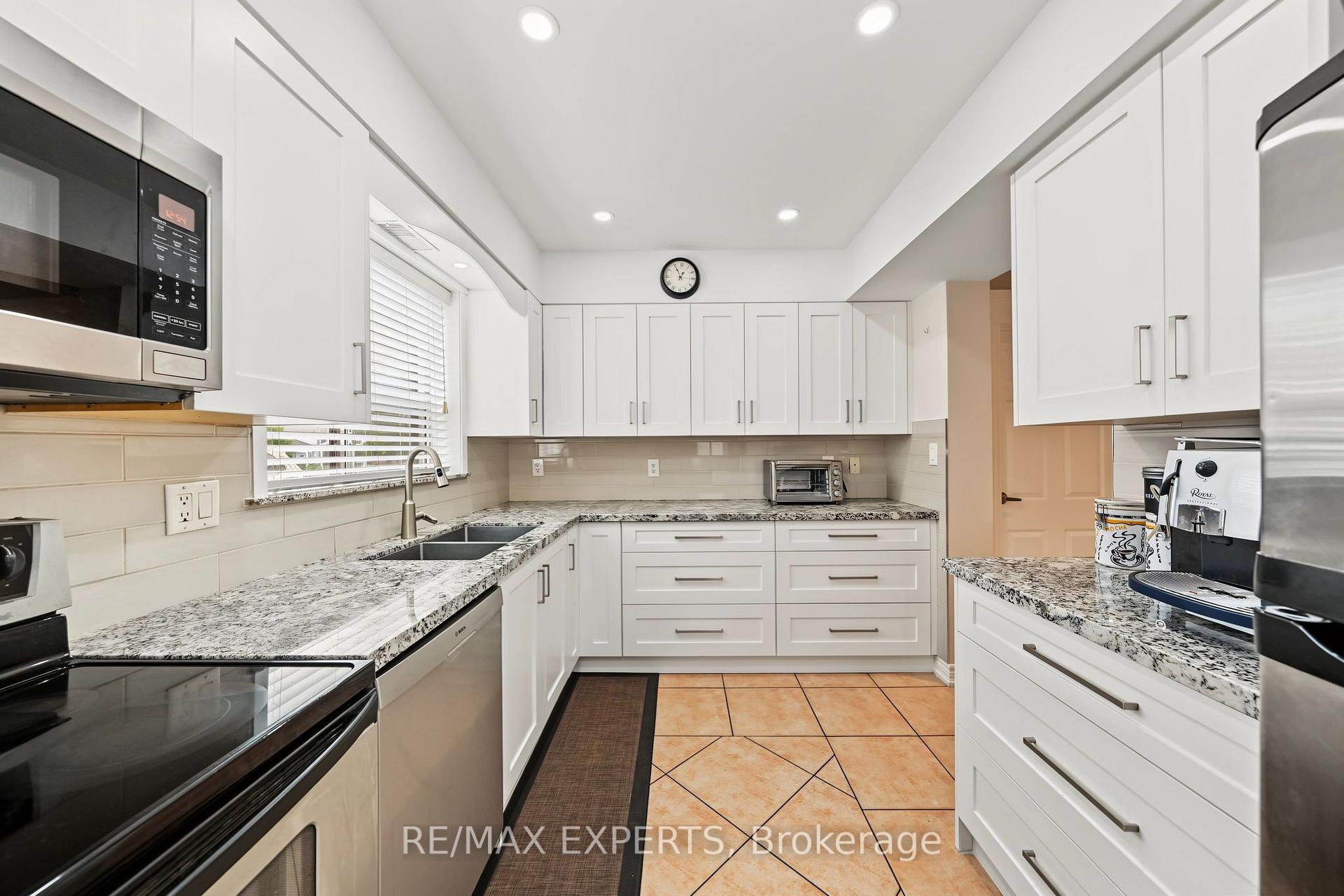 Photo 16 of 37 Saint Lucie Drive, North York, Humbermede — HOMEH