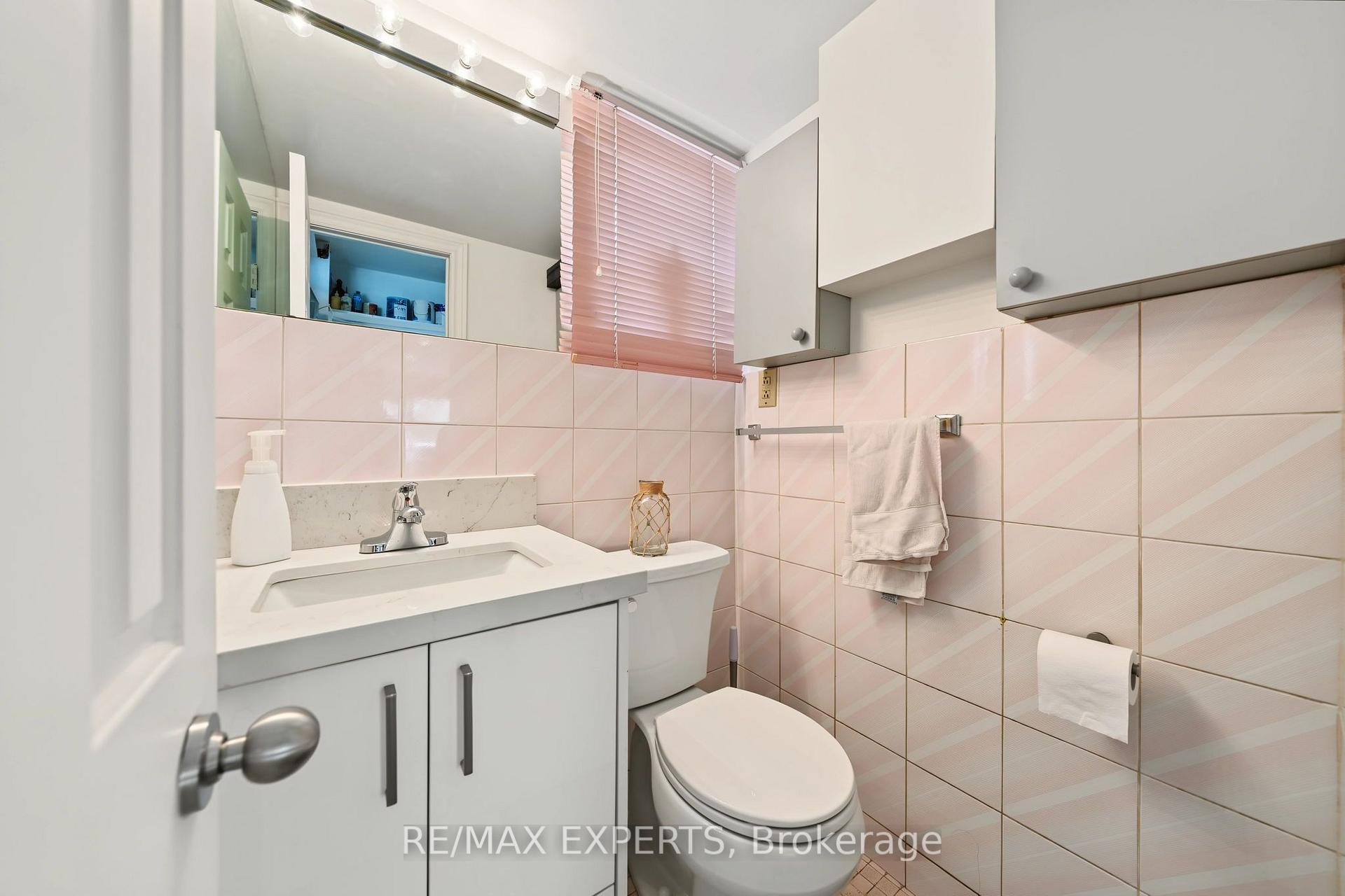 Photo 17 of 37 Saint Lucie Drive, North York, Humbermede — HOMEH