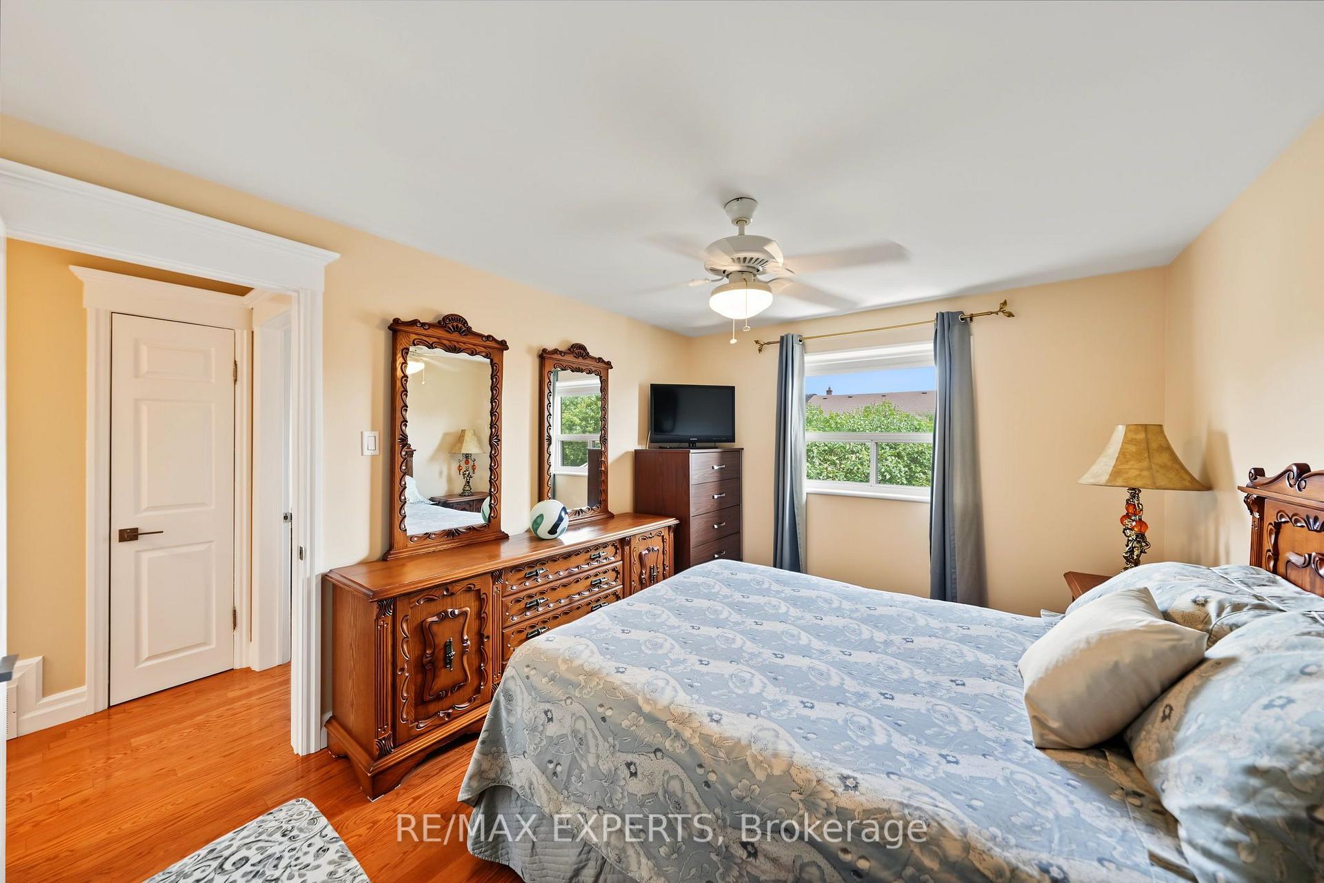 Photo 23 of 37 Saint Lucie Drive, North York, Humbermede — HOMEH