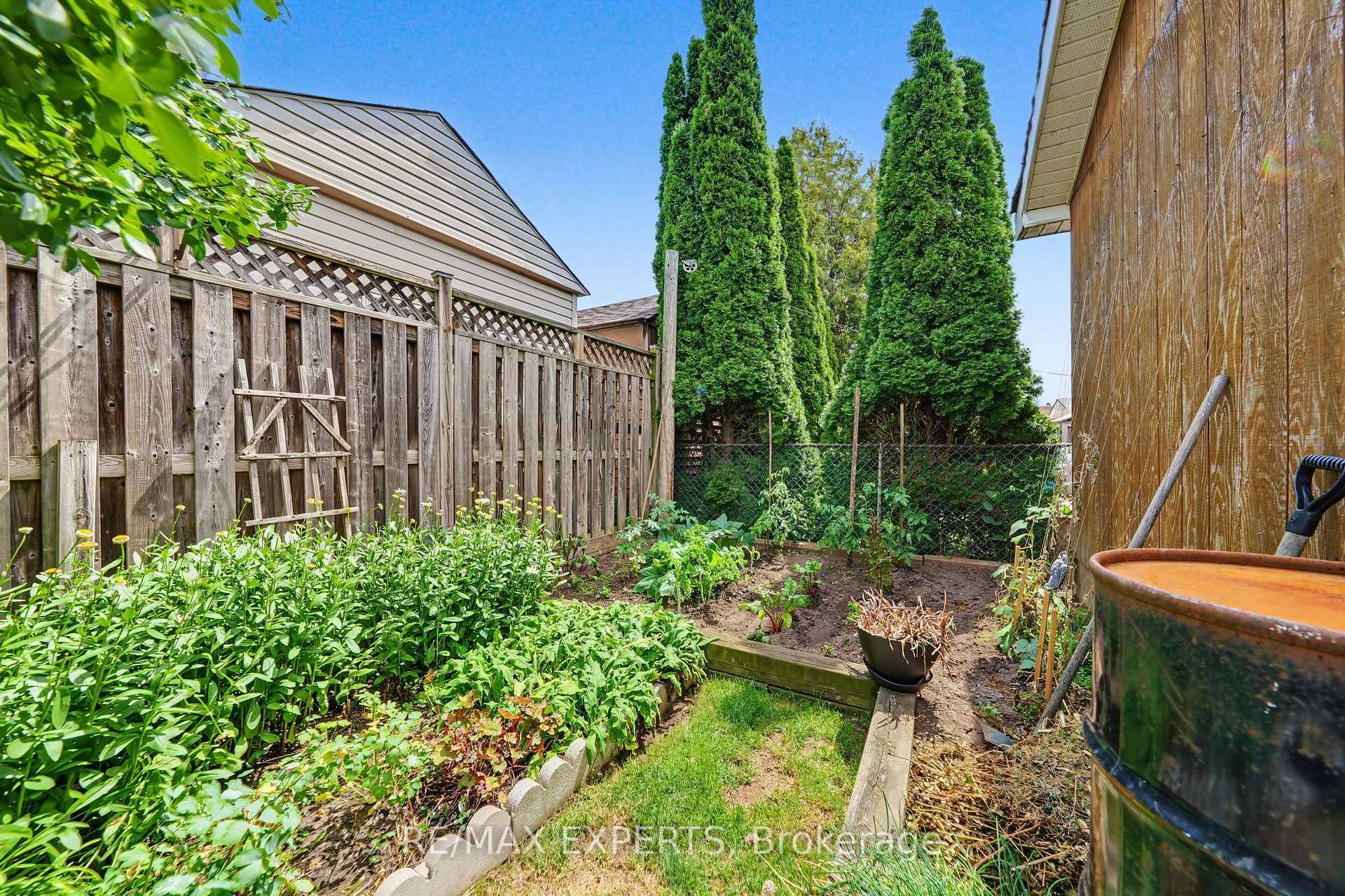 Photo 35 of 37 Saint Lucie Drive, North York, Humbermede — HOMEH