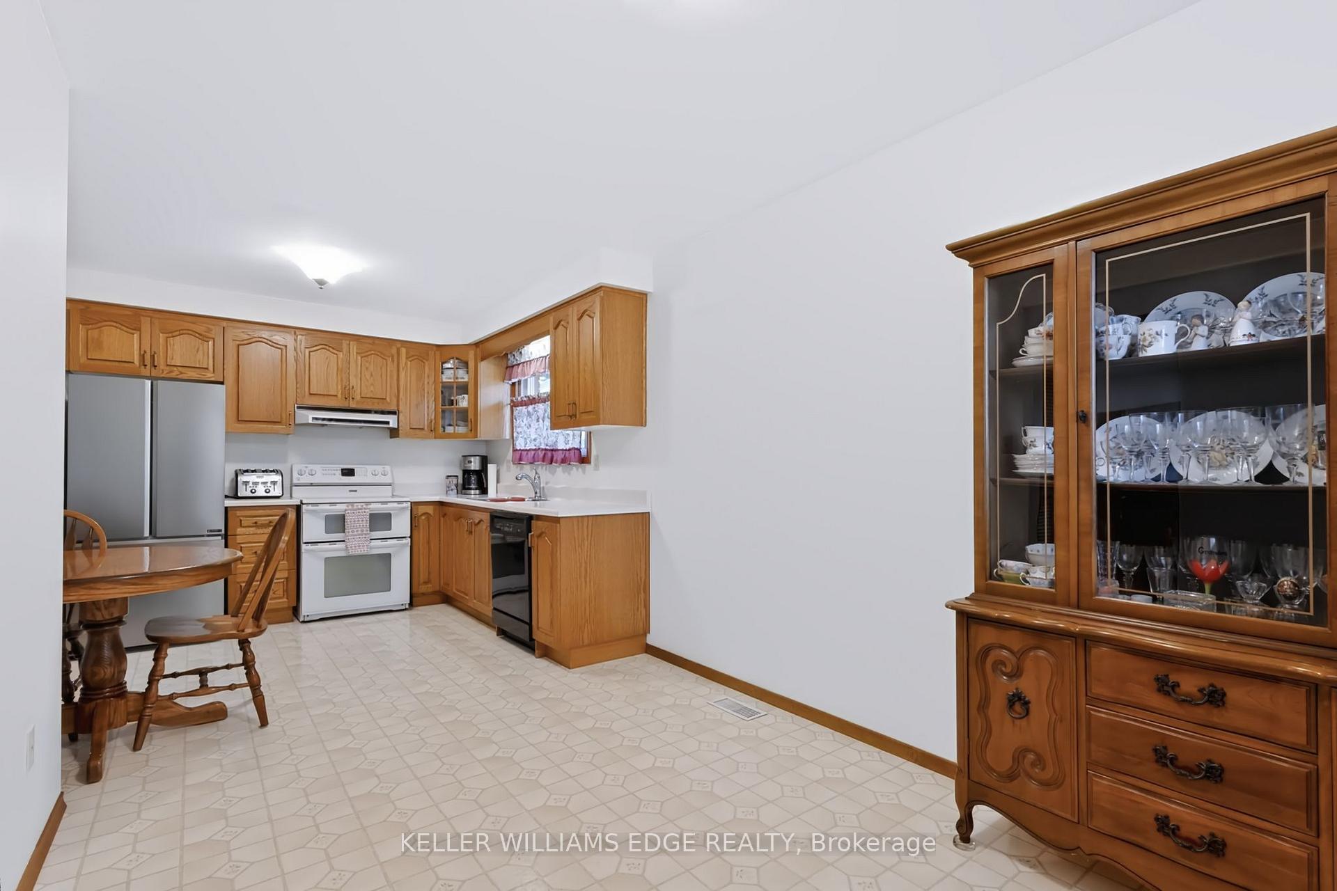 Photo 8 of 35 Burrwood Drive, Hamilton, Rolston — HOMEH