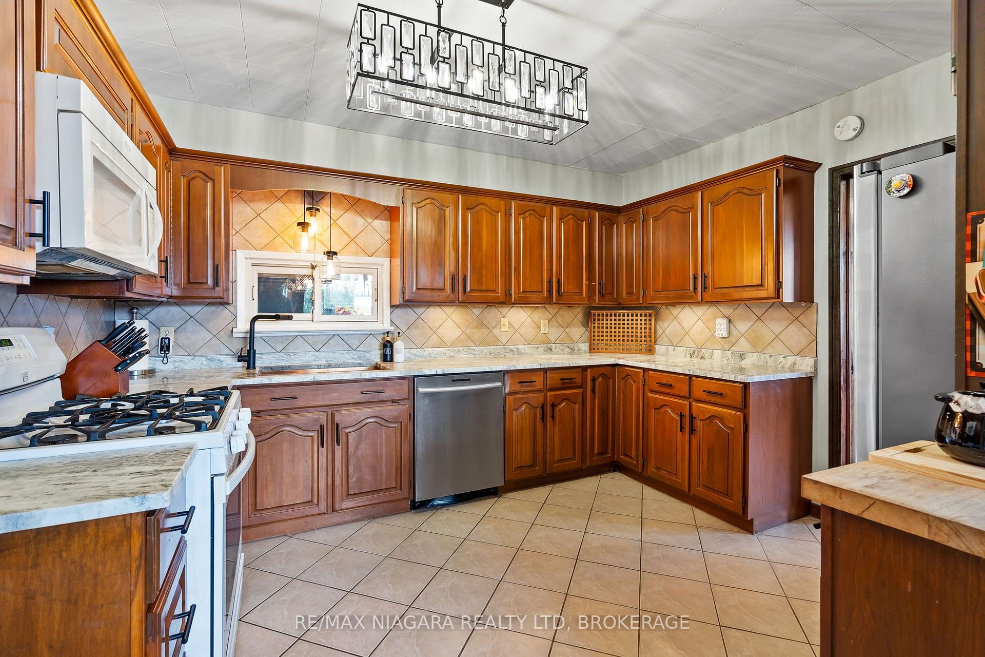 Photo 15 of 1470 Killaly Street E, Port Colborne, Sherkston — HOMEH