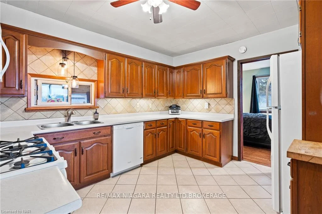 Photo 14 of 1470 Killaly Street E, Port Colborne, Sherkston — HOMEH