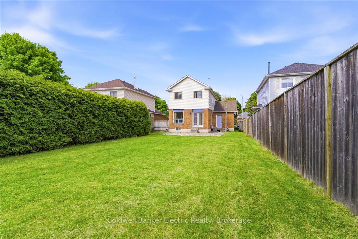 Photo 2 of 3 Walbridge Court, Clarington, Bowmanville — HOMEH