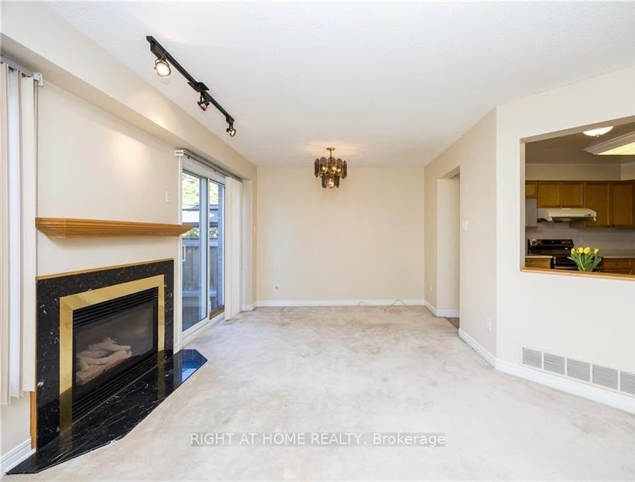 Photo 11 of 21 Grenadier Way, Ottawa, Barrhaven - Longfields — HOMEH