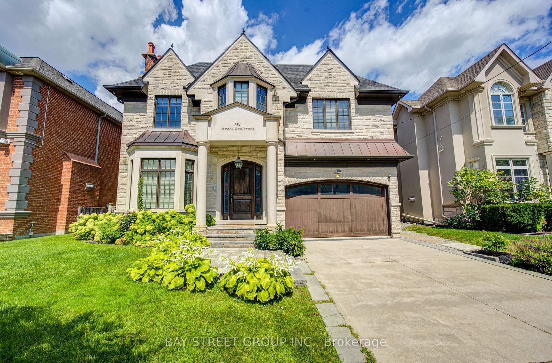 Photo 2 of 154 Munro Boulevard, North York, St. Andrew-Windfields — HOMEH