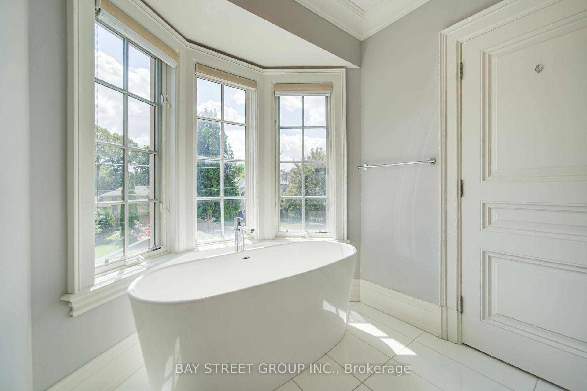 Photo 24 of 154 Munro Boulevard, North York, St. Andrew-Windfields — HOMEH