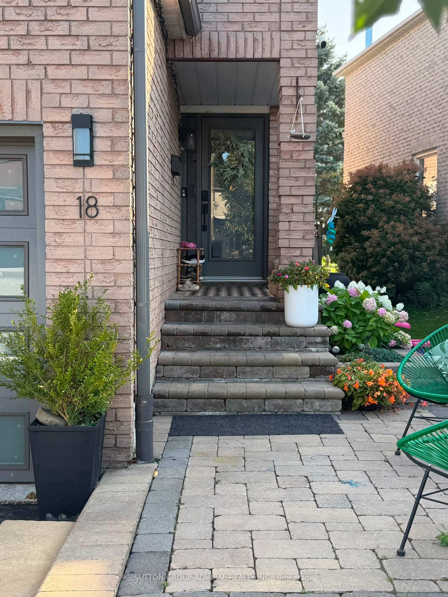 Photo 4 of 18 Wallace Drive, Barrie, Northwest — HOMEH