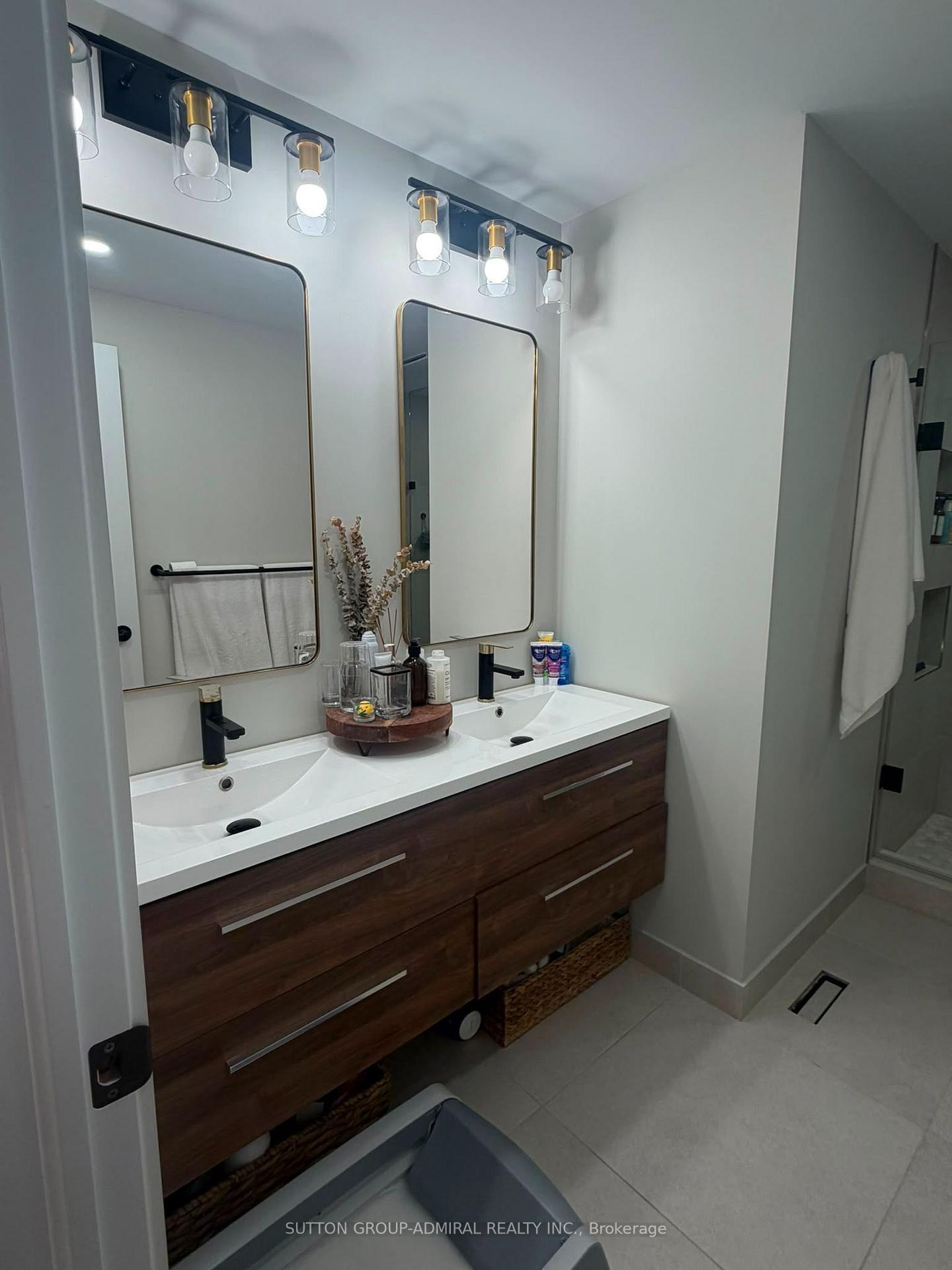 Photo 14 of 18 Wallace Drive, Barrie, Northwest — HOMEH