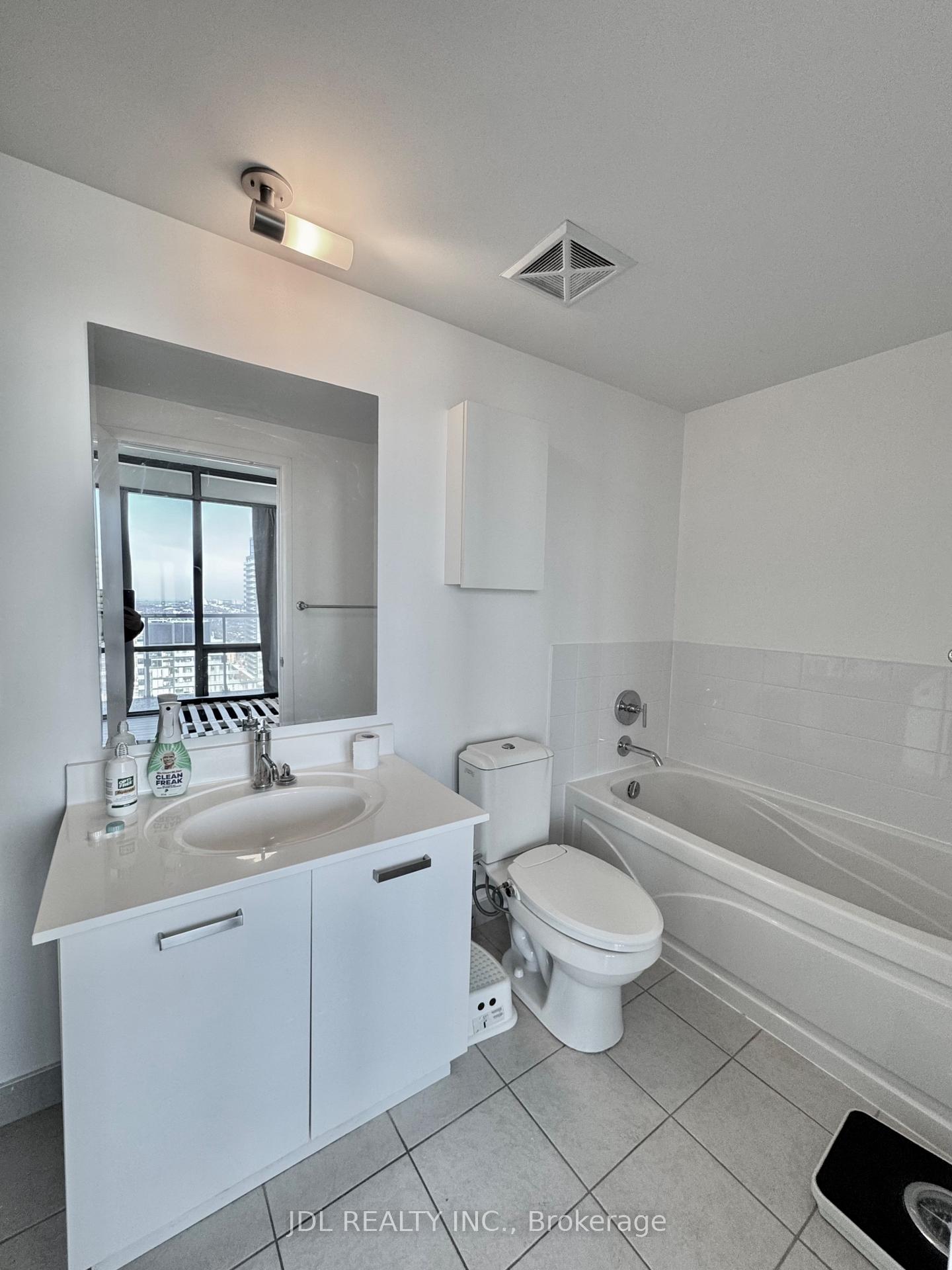Photo 6 of Unit 3708, 832 Bay Street, Toronto, Bay Street Corridor — HOMEH