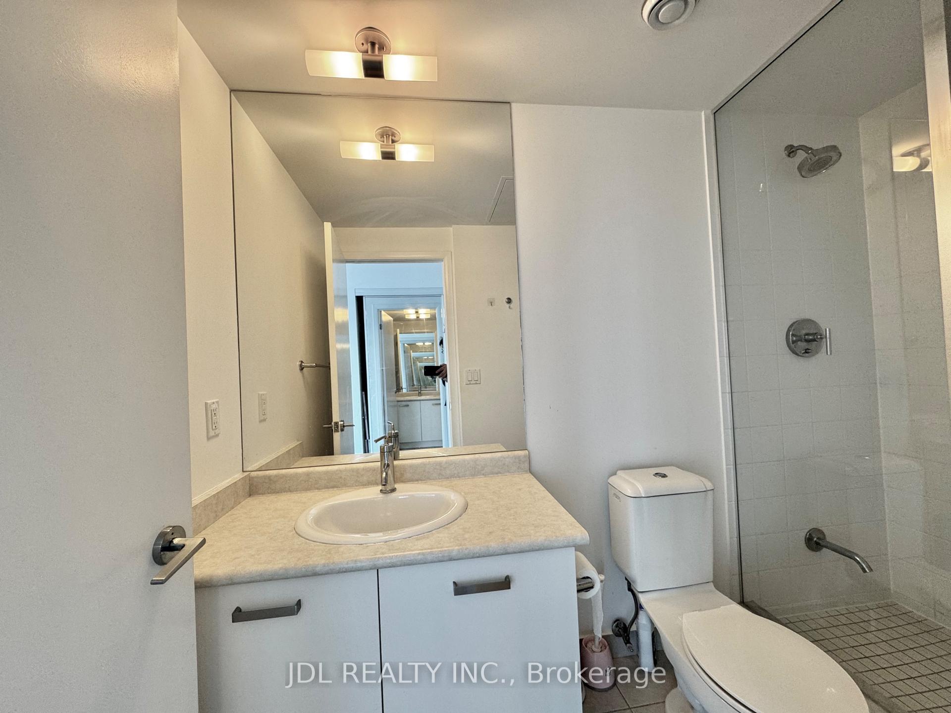 Photo 8 of Unit 3708, 832 Bay Street, Toronto, Bay Street Corridor — HOMEH