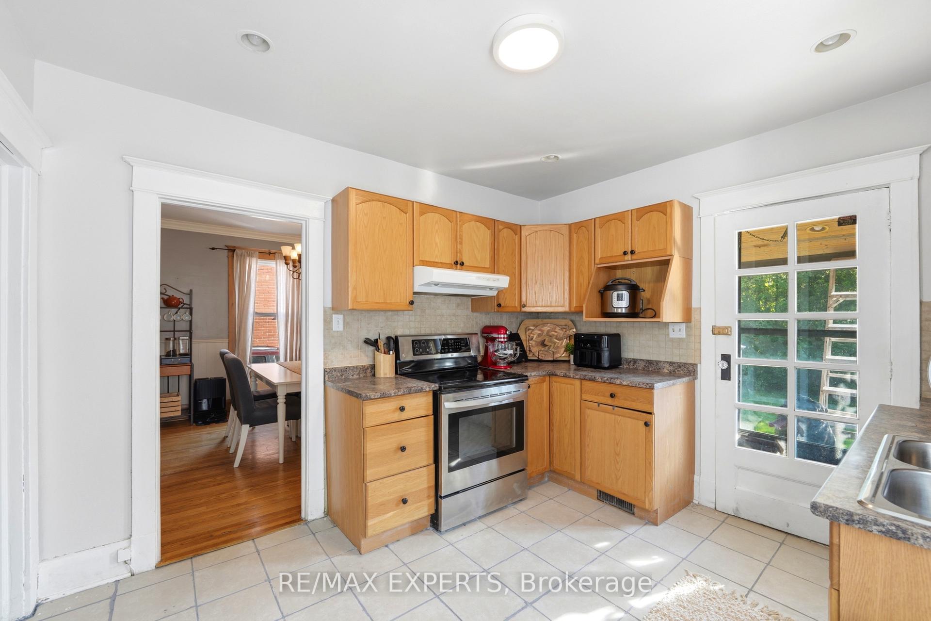Photo 13 of 18 Rowe Street, Oshawa, Central — HOMEH