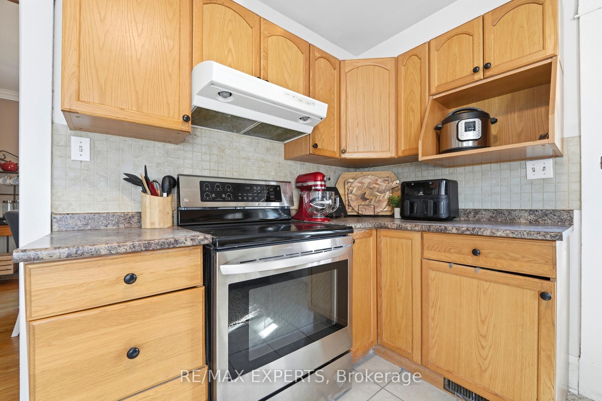 Photo 14 of 18 Rowe Street, Oshawa, Central — HOMEH