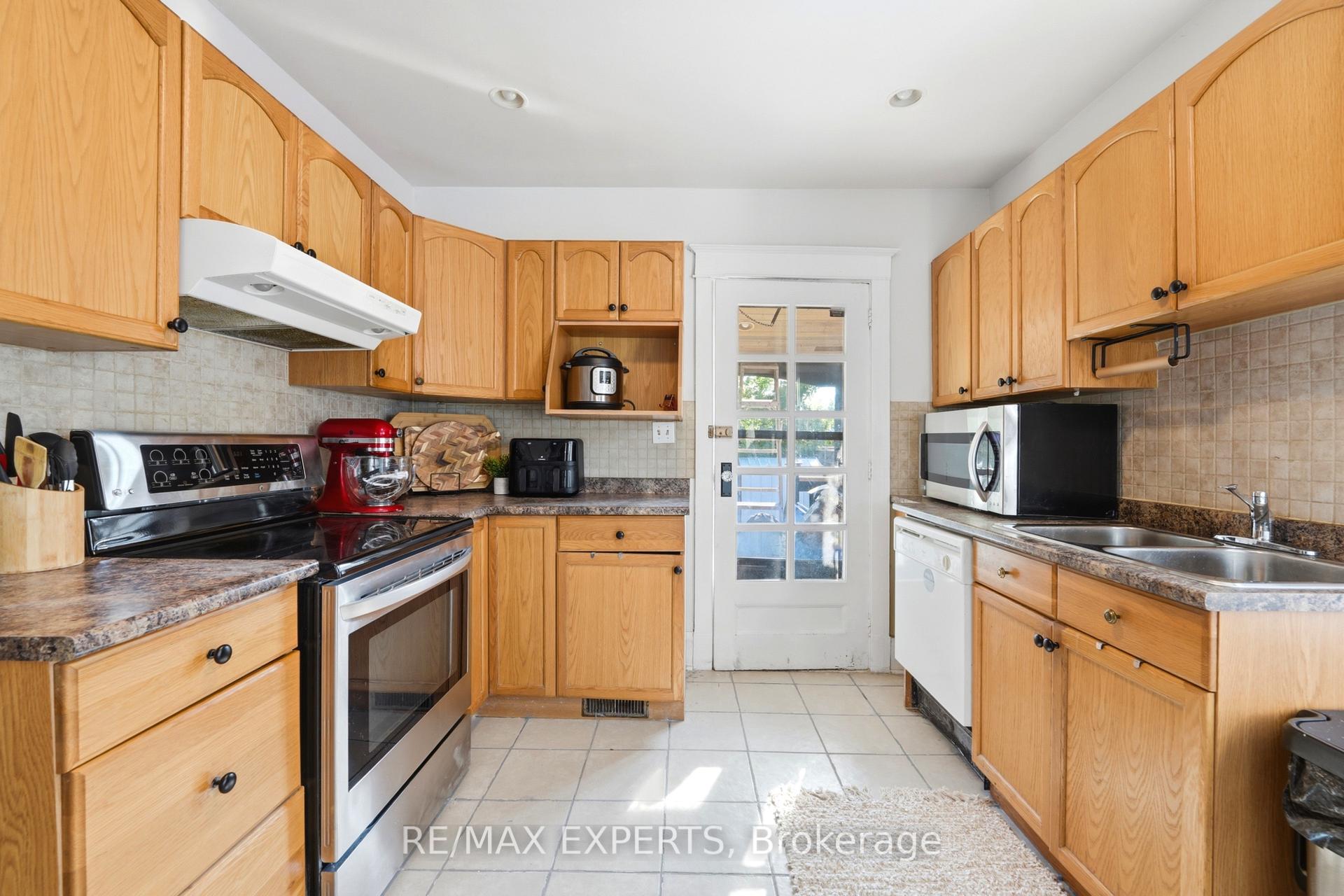 Photo 15 of 18 Rowe Street, Oshawa, Central — HOMEH