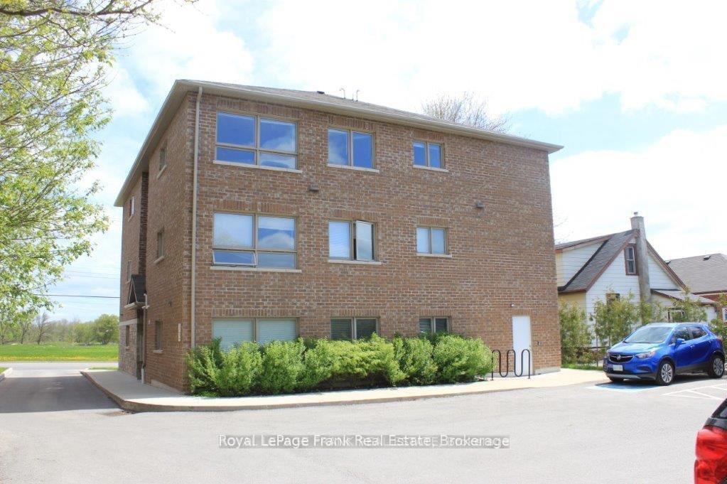 Photo 2 of Unit 3, 1418 Simcoe Street S, Oshawa, Lakeview — HOMEH