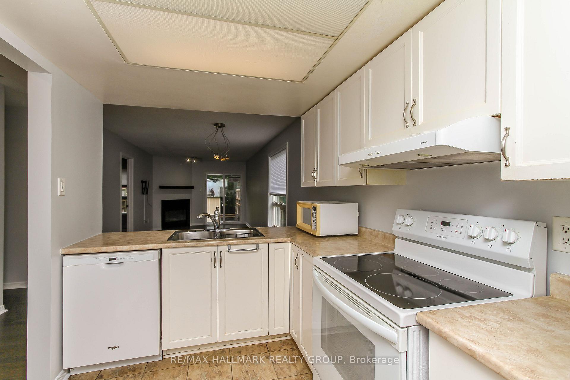 Photo 9 of 25 Wildpine Court, Ottawa, Stittsville (Central) — HOMEH