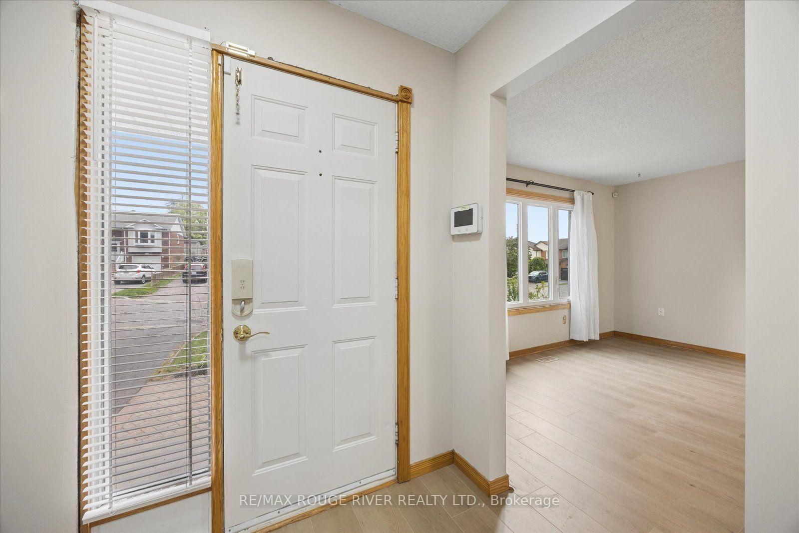 Photo 4 of 856 Meadowhill Court, Oshawa, Pinecrest — HOMEH