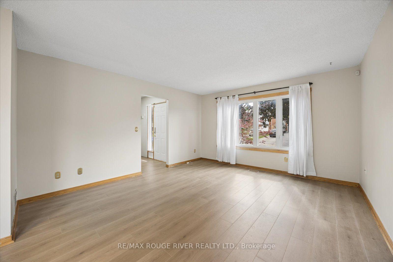 Photo 5 of 856 Meadowhill Court, Oshawa, Pinecrest — HOMEH