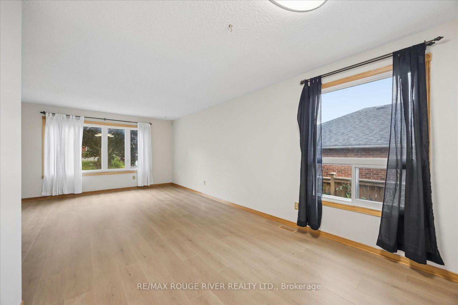Photo 6 of 856 Meadowhill Court, Oshawa, Pinecrest — HOMEH