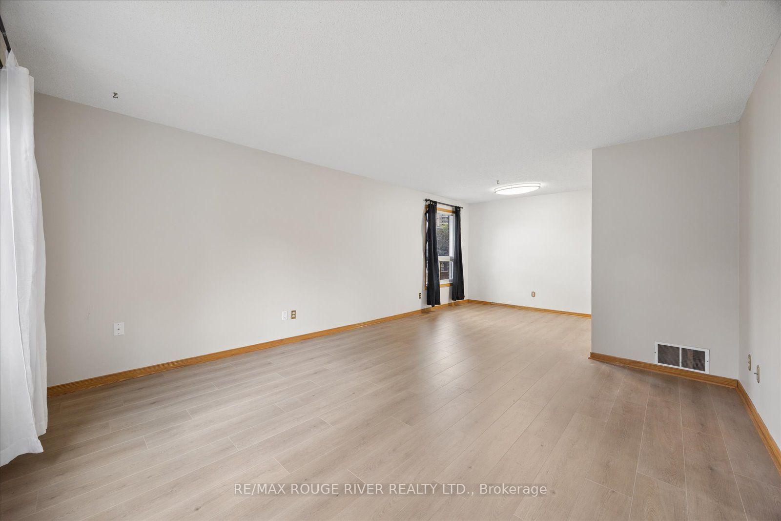 Photo 7 of 856 Meadowhill Court, Oshawa, Pinecrest — HOMEH