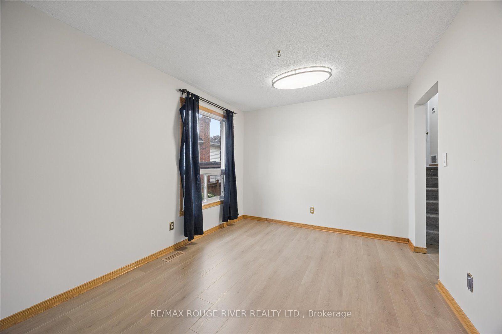 Photo 9 of 856 Meadowhill Court, Oshawa, Pinecrest — HOMEH