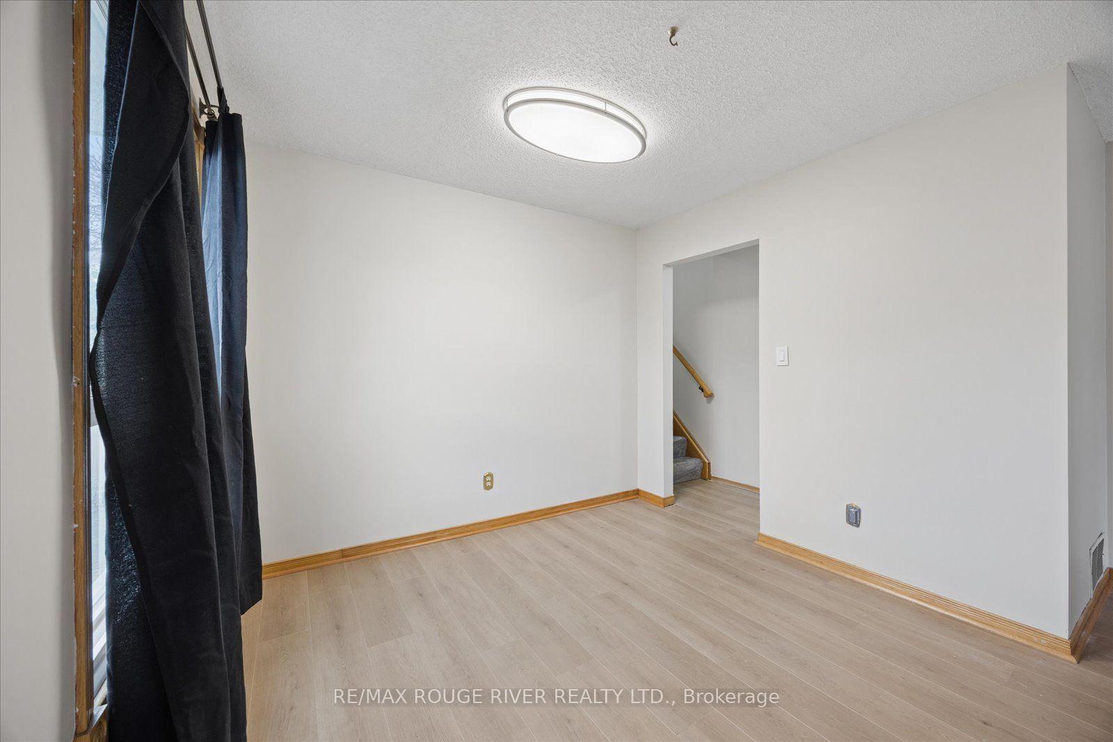 Photo 10 of 856 Meadowhill Court, Oshawa, Pinecrest — HOMEH