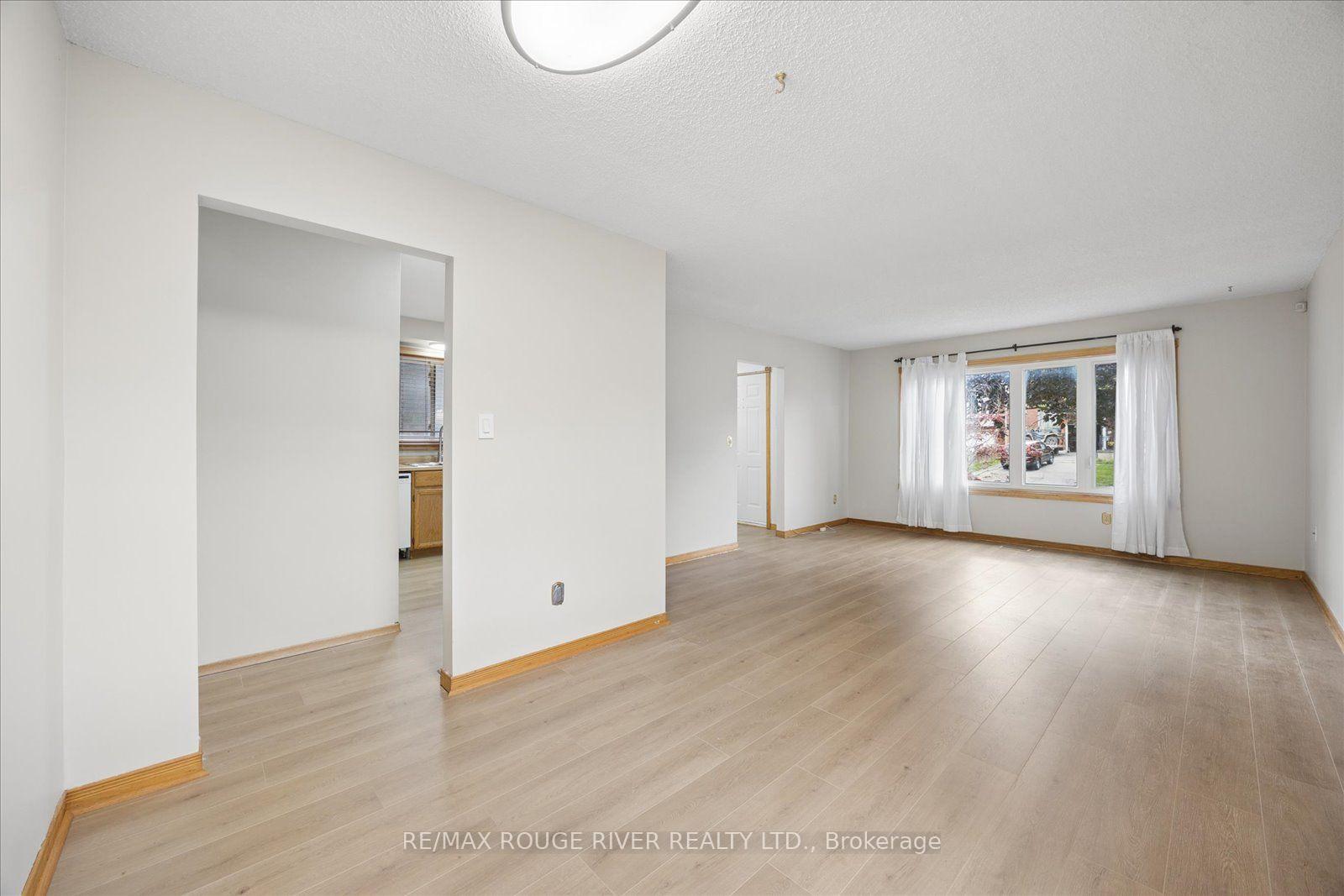 Photo 11 of 856 Meadowhill Court, Oshawa, Pinecrest — HOMEH