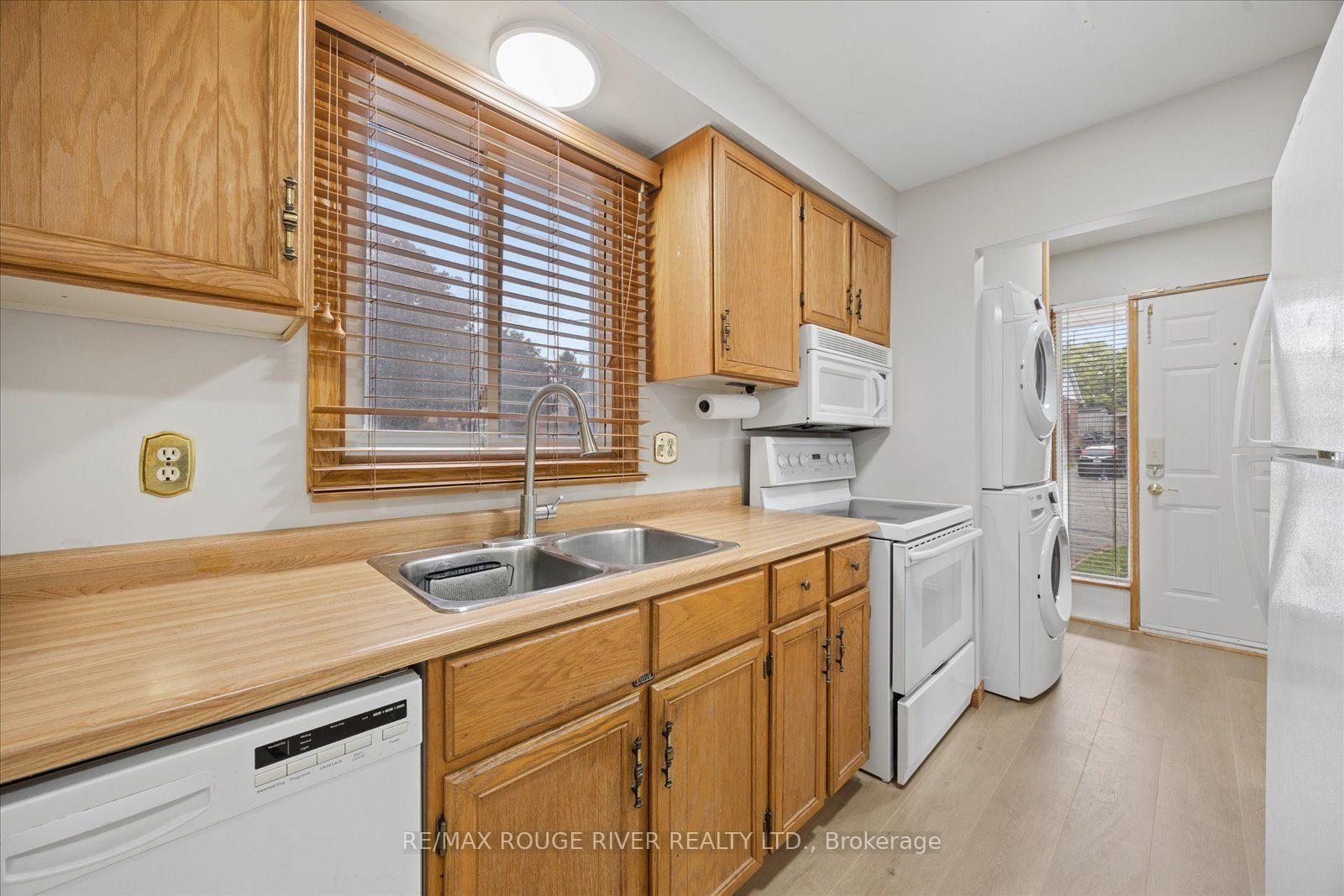 Photo 12 of 856 Meadowhill Court, Oshawa, Pinecrest — HOMEH