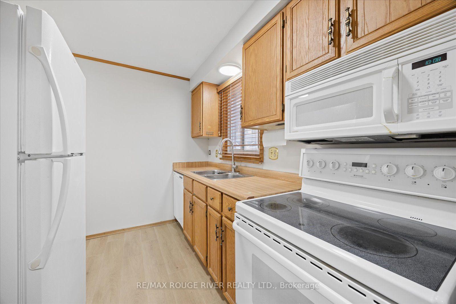 Photo 13 of 856 Meadowhill Court, Oshawa, Pinecrest — HOMEH