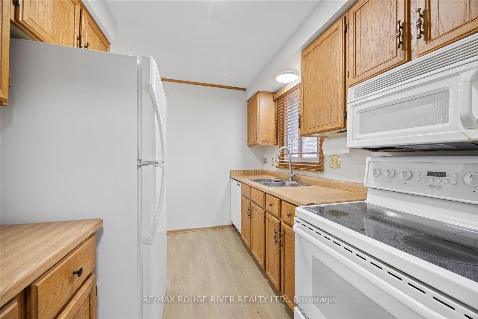 Photo 14 of 856 Meadowhill Court, Oshawa, Pinecrest — HOMEH