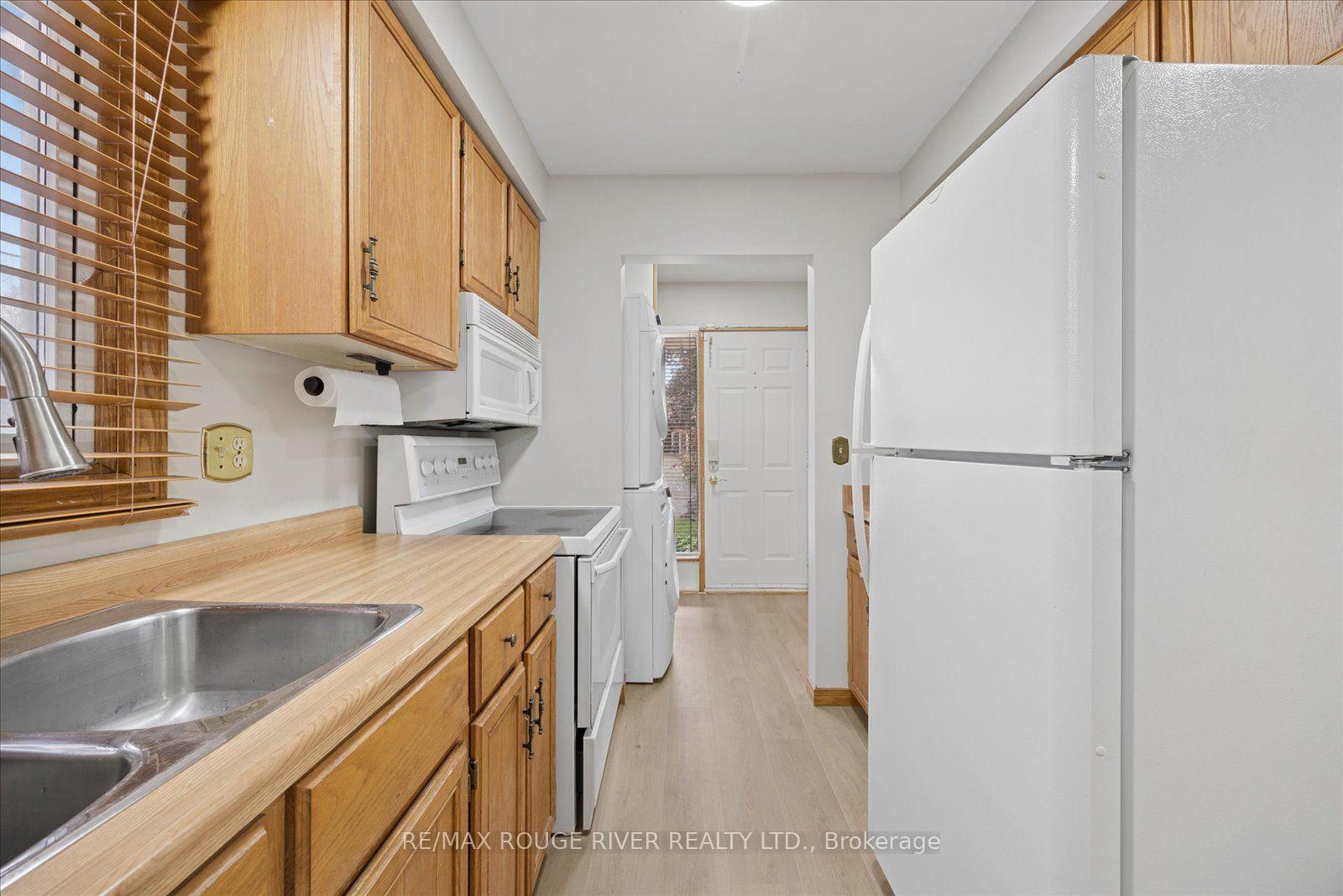Photo 15 of 856 Meadowhill Court, Oshawa, Pinecrest — HOMEH