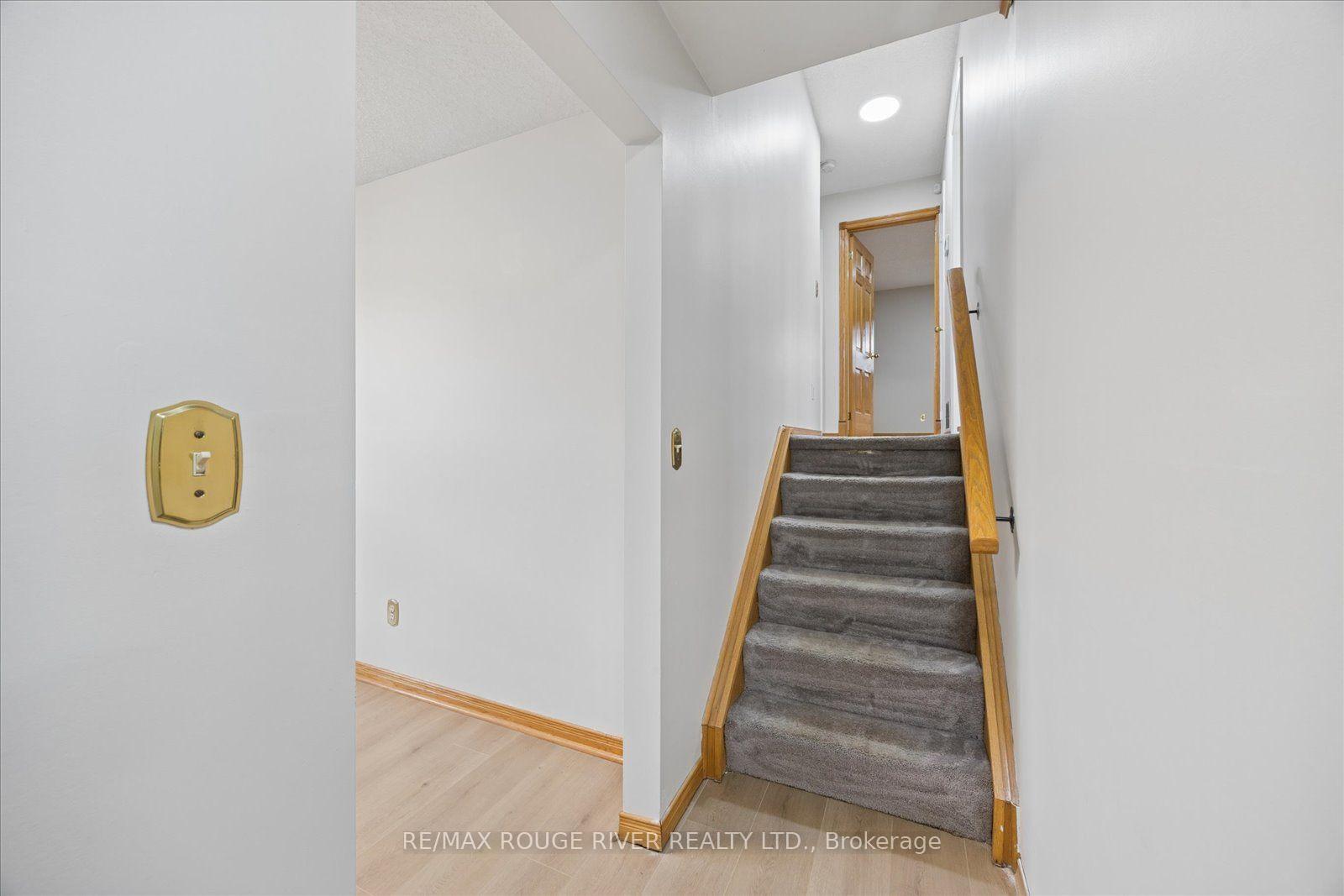 Photo 17 of 856 Meadowhill Court, Oshawa, Pinecrest — HOMEH