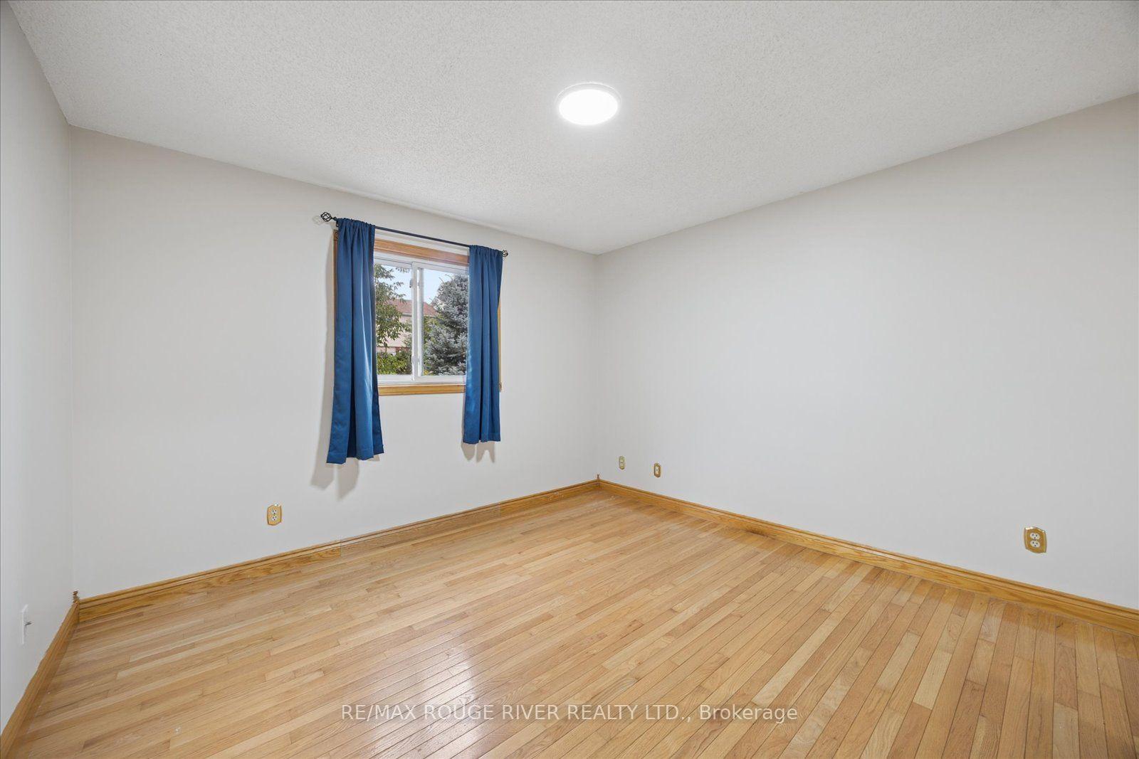 Photo 18 of 856 Meadowhill Court, Oshawa, Pinecrest — HOMEH