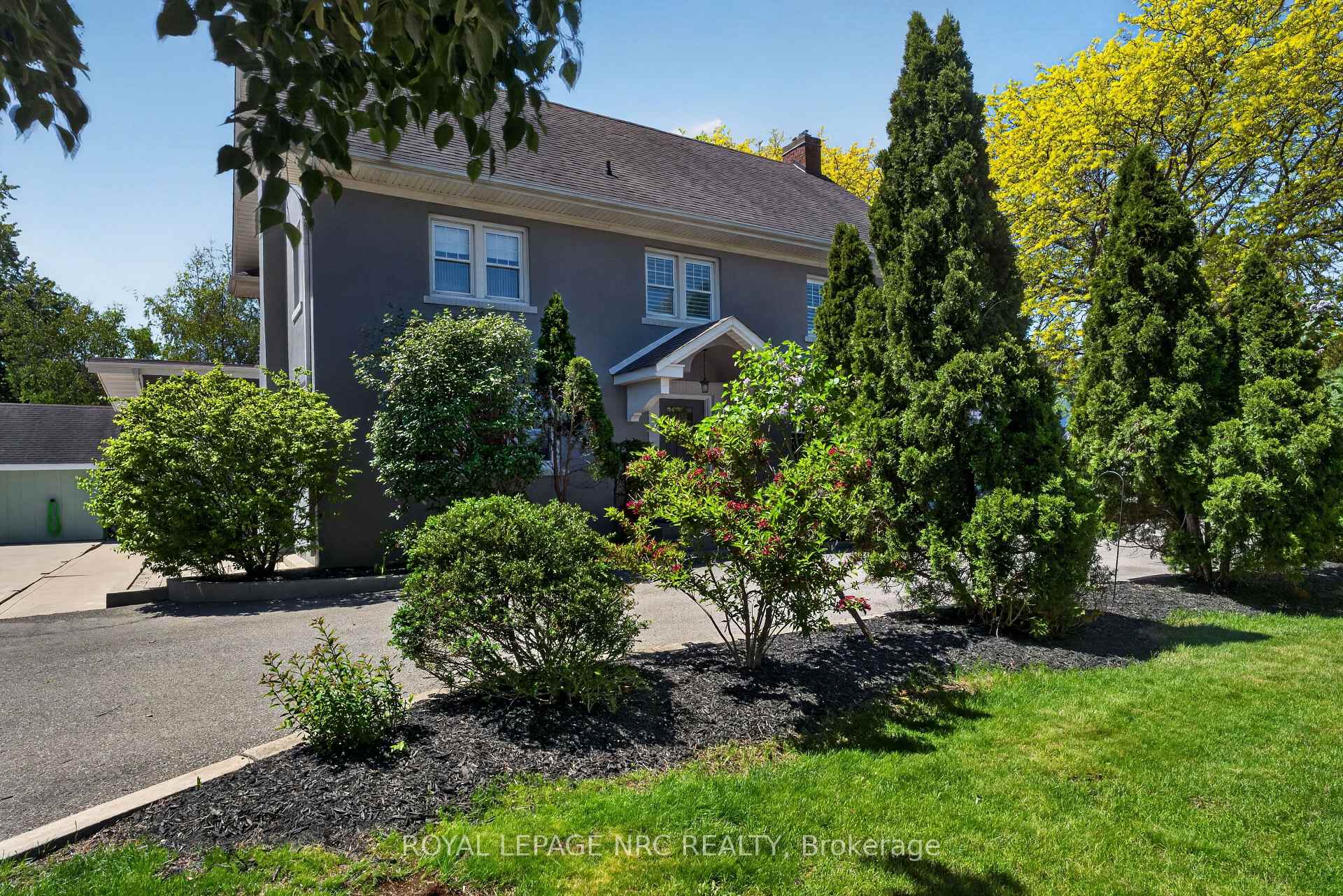 Photo 2 of 260 Main Street E, Grimsby, Grimsby East — HOMEH