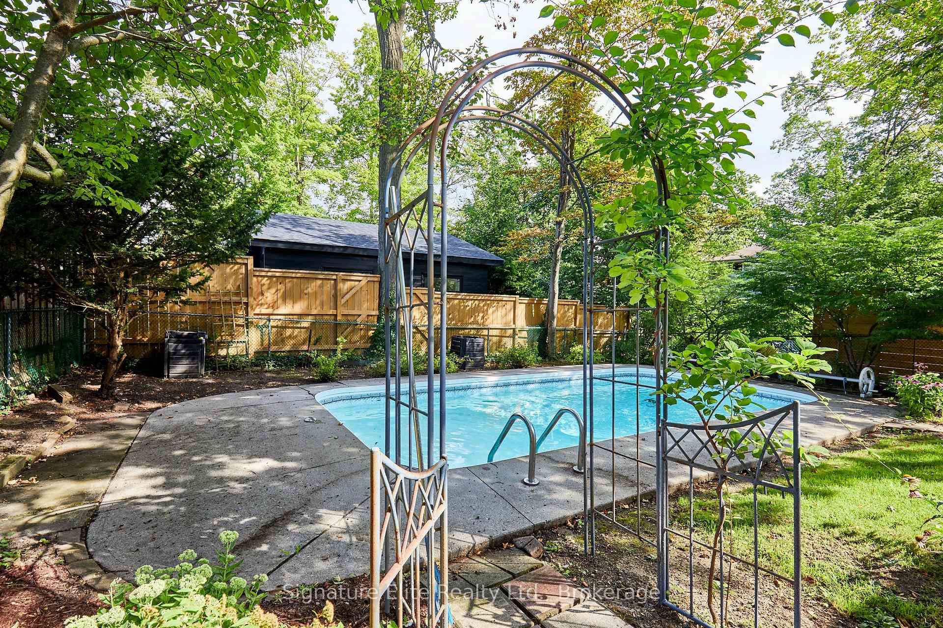 Photo 2 of 7 Lyncroft Drive, Scarborough, Guildwood — HOMEH