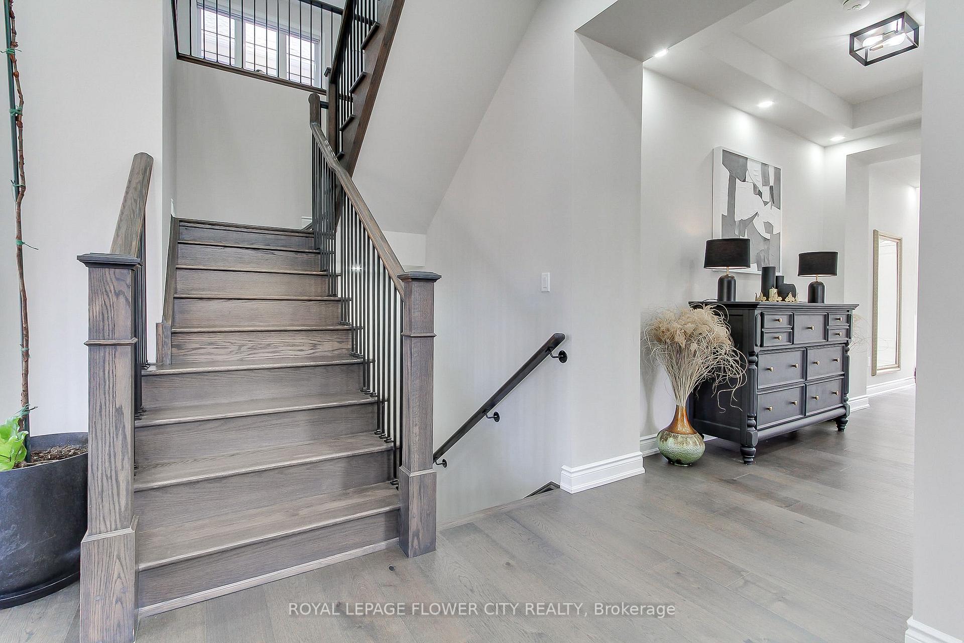 Photo 5 of 105 Morning Sparrow Drive, Vaughan, Kleinburg — HOMEH