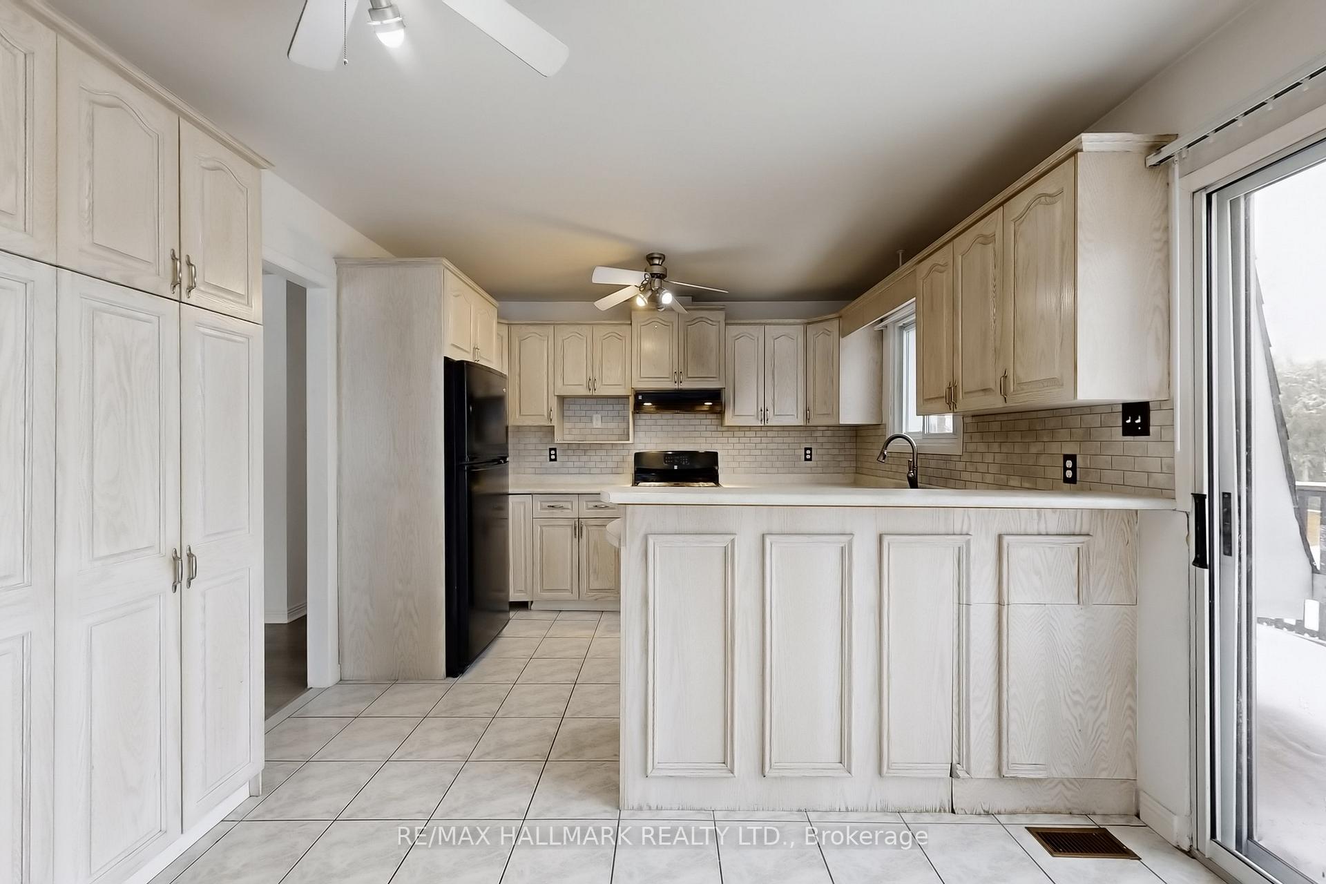 Photo 11 of 1022 Janette Street, Newmarket, Huron Heights-Leslie Valley — HOMEH