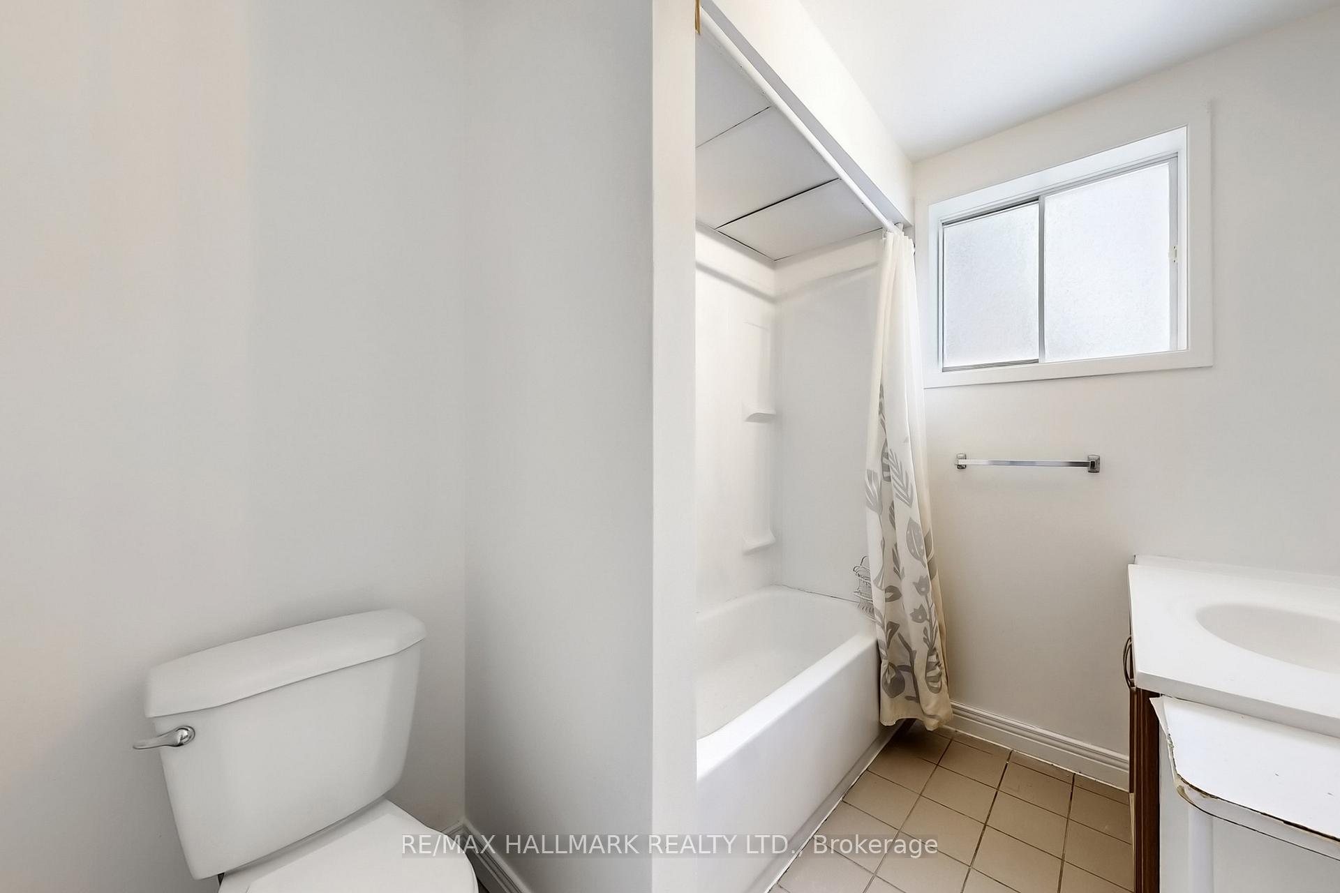Photo 37 of 1022 Janette Street, Newmarket, Huron Heights-Leslie Valley — HOMEH