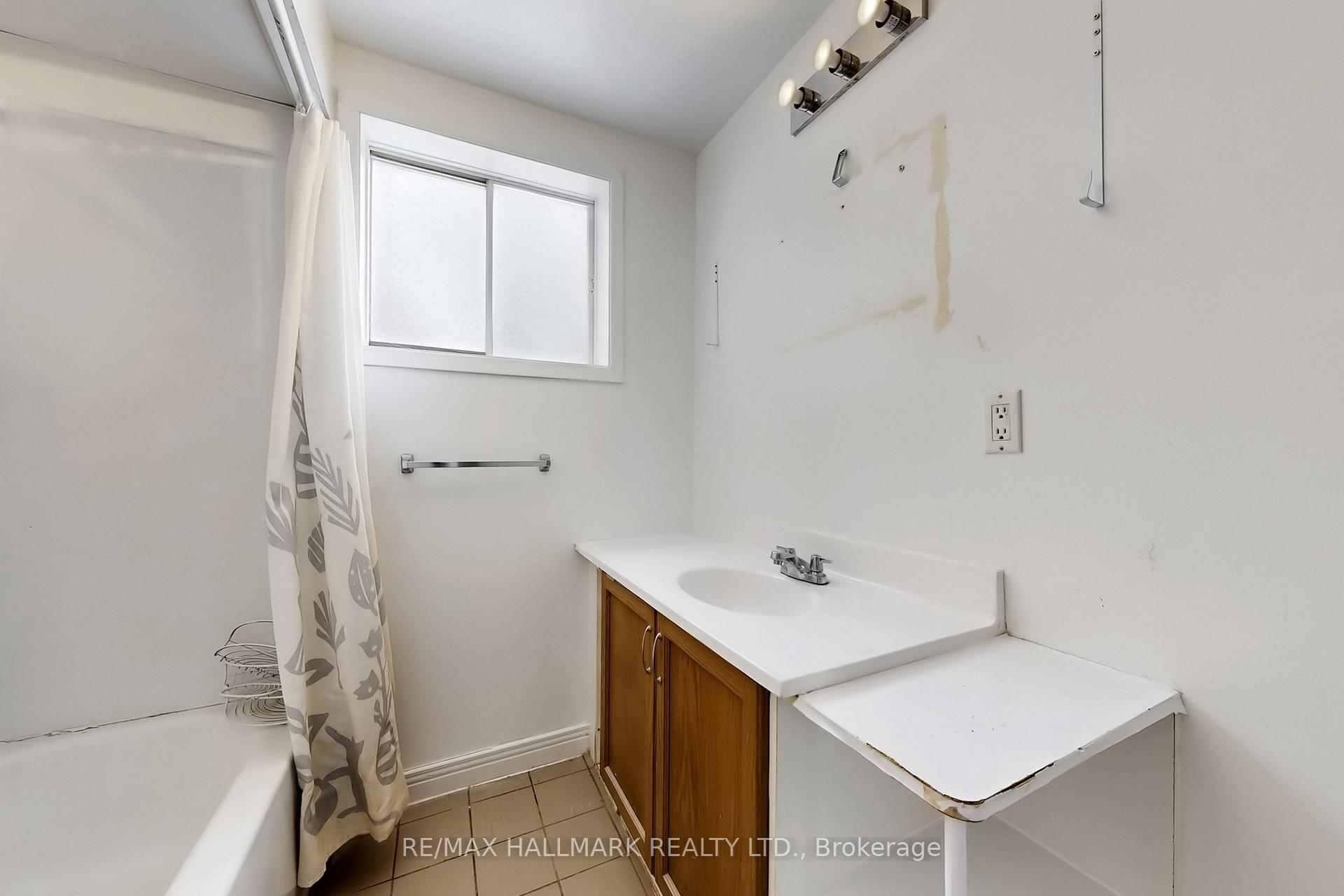 Photo 38 of 1022 Janette Street, Newmarket, Huron Heights-Leslie Valley — HOMEH