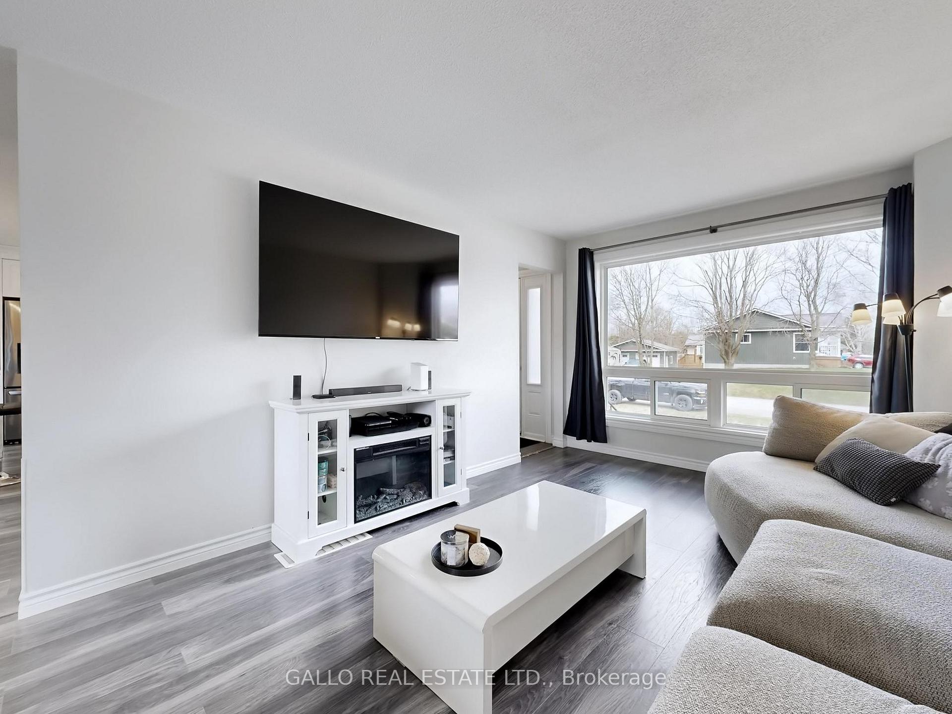 Photo 4 of 630 Highland Crescent, Brock, Beaverton — HOMEH
