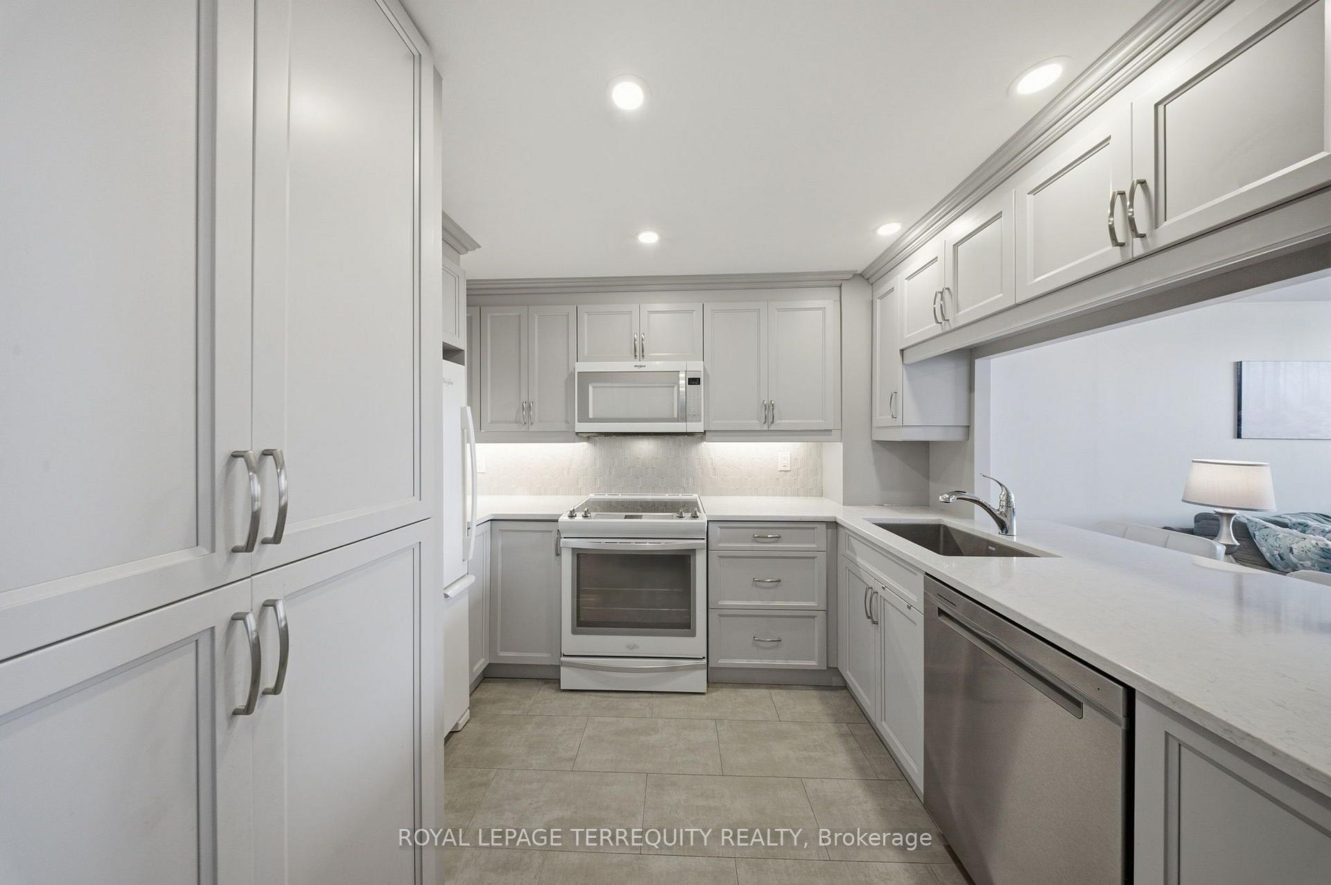 Photo 4 of Unit 606, 711 Rossland Road E, Whitby, Pringle Creek — HOMEH