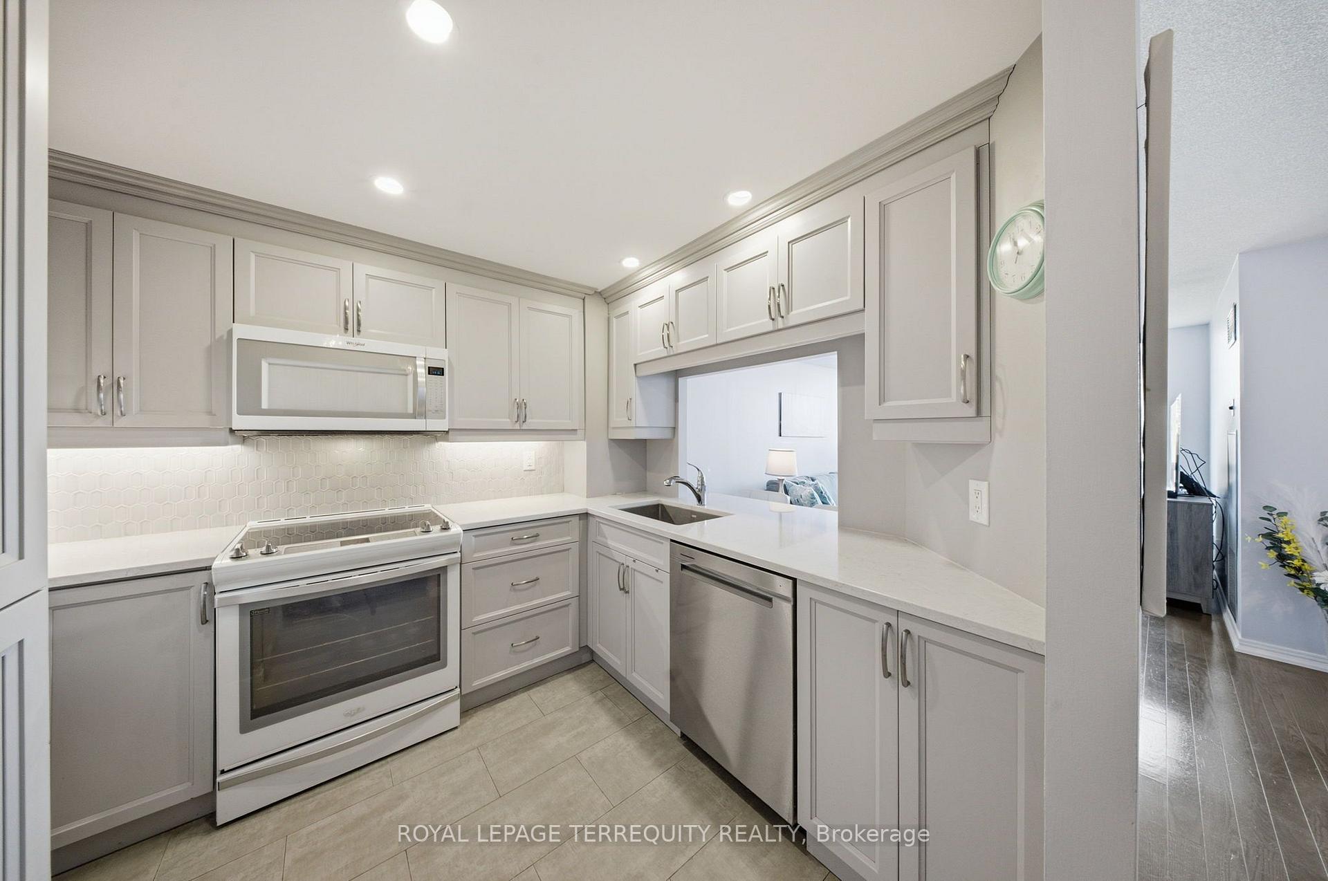 Photo 5 of Unit 606, 711 Rossland Road E, Whitby, Pringle Creek — HOMEH