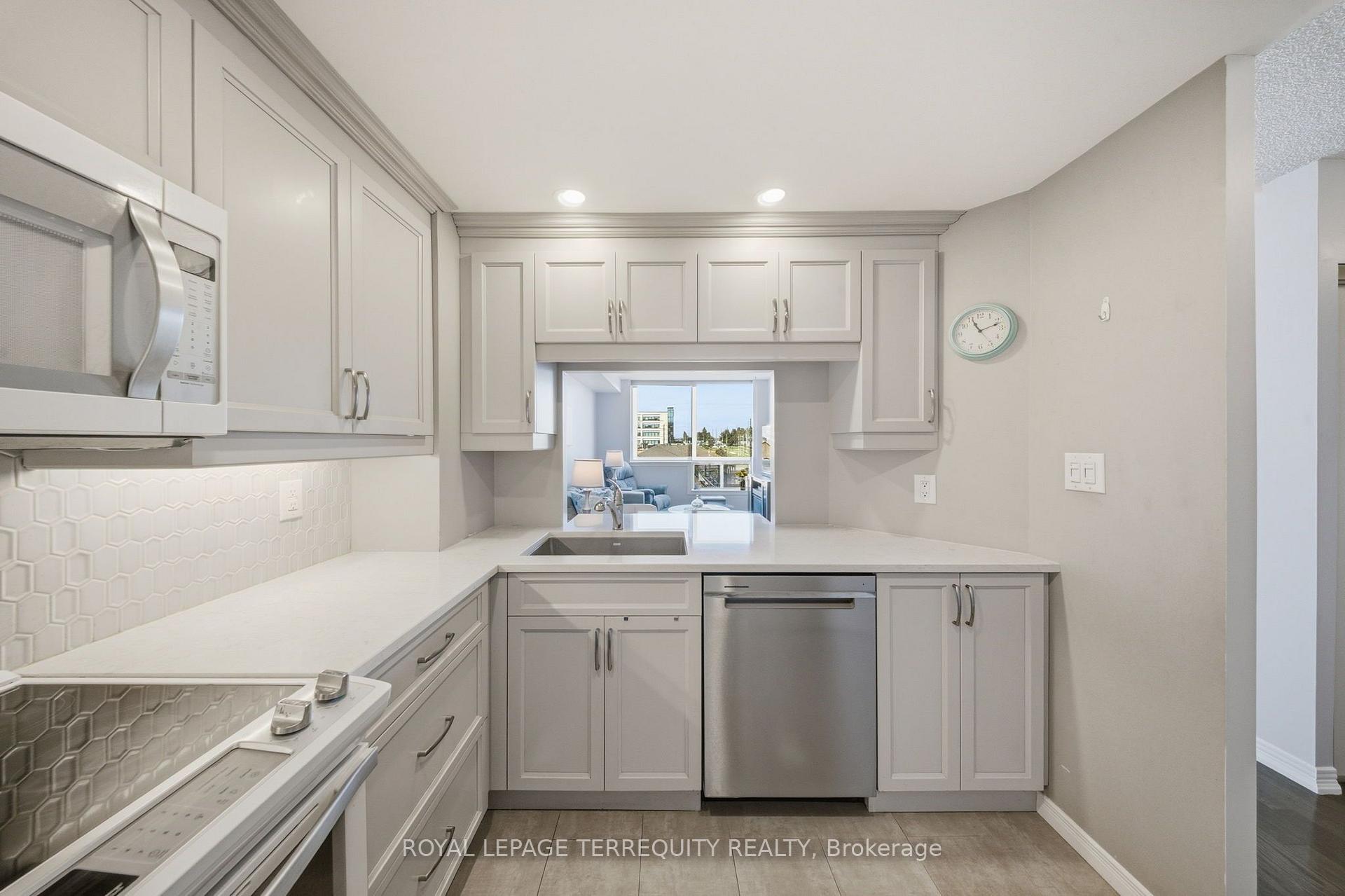 Photo 6 of Unit 606, 711 Rossland Road E, Whitby, Pringle Creek — HOMEH