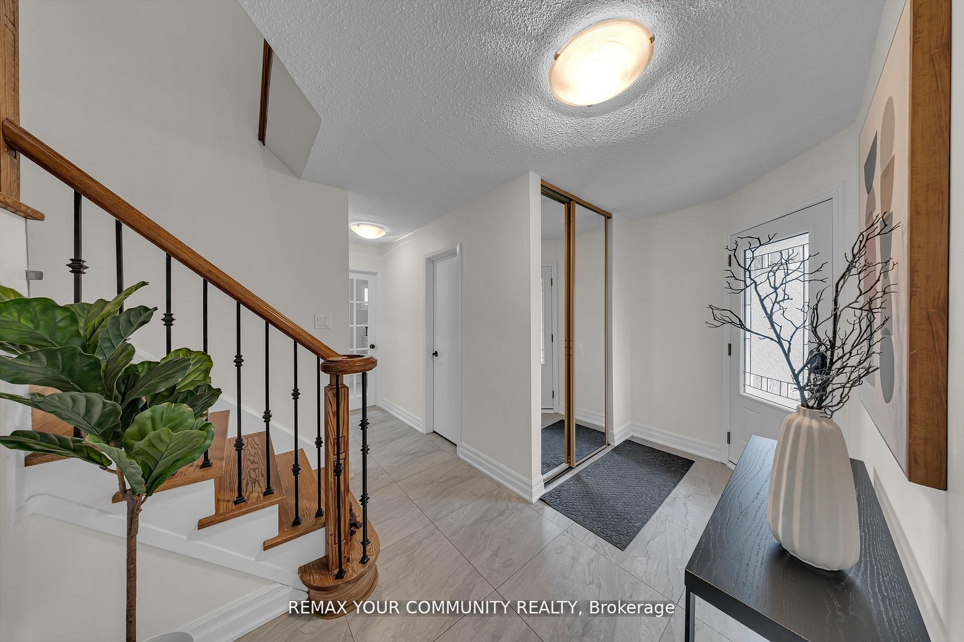 Photo 4 of 22 Madelaine Crescent, Brampton, Central Park — HOMEH