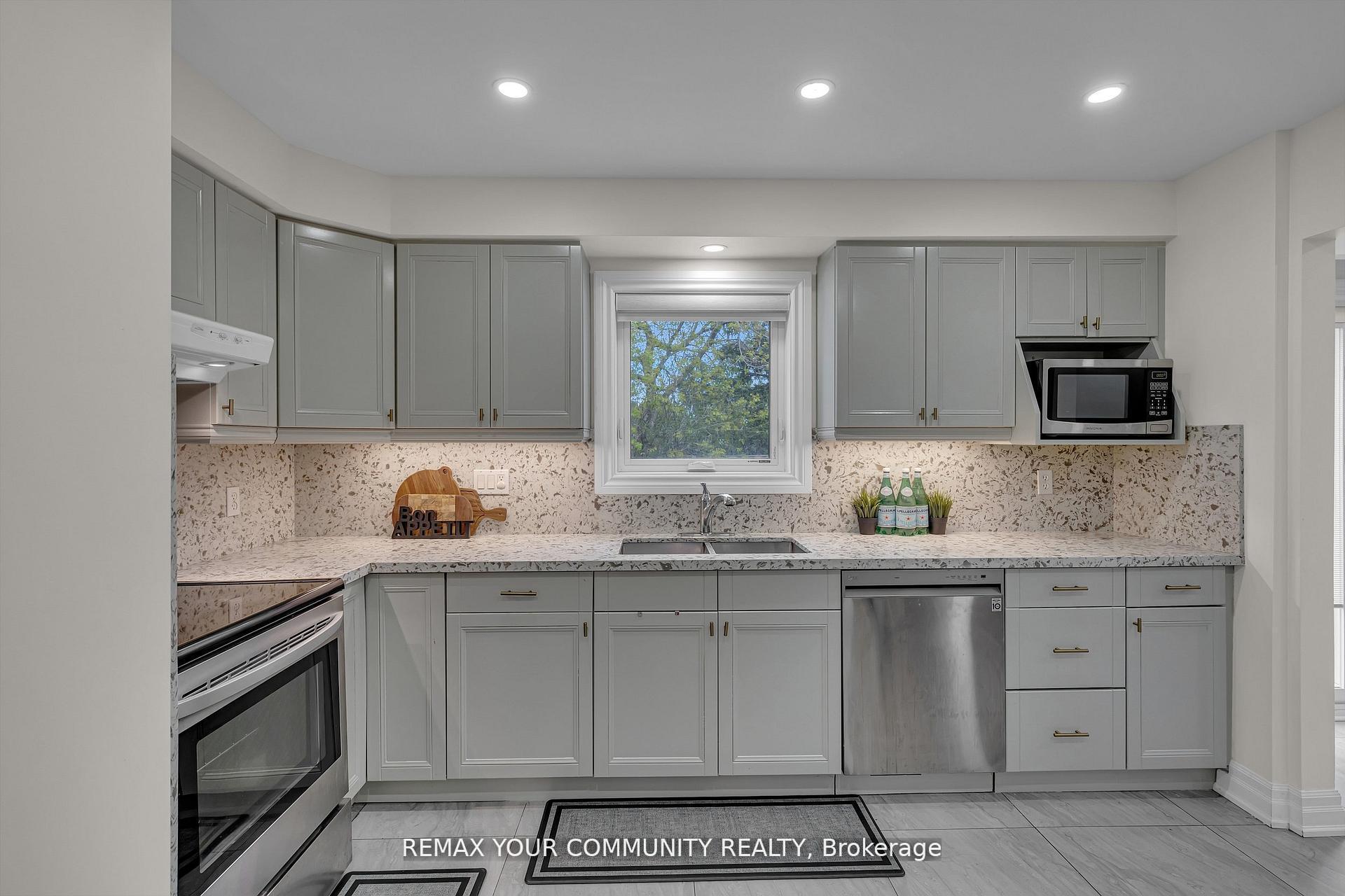 Photo 14 of 22 Madelaine Crescent, Brampton, Central Park — HOMEH